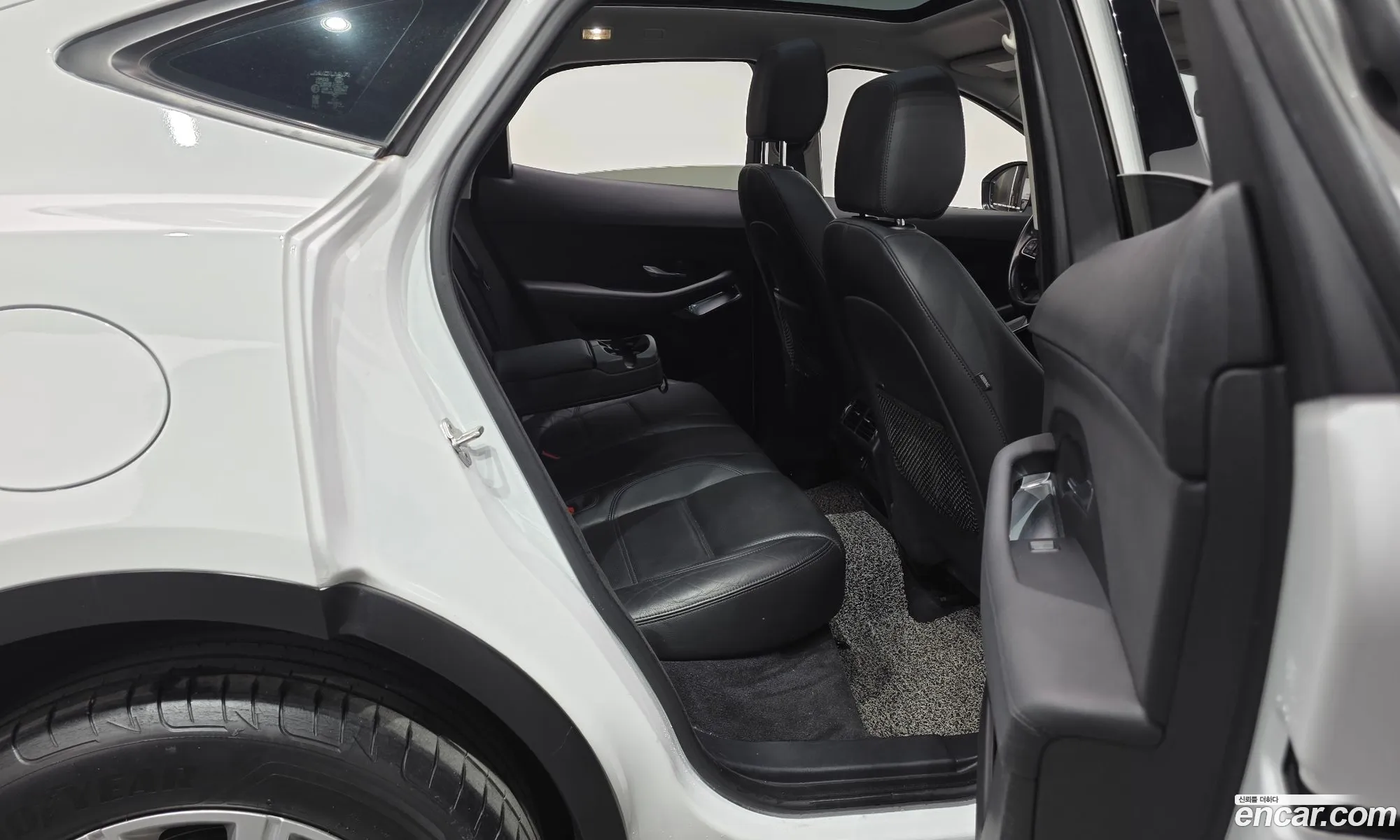 Jaguar E-Pace 2018 SADFA2BX2J1Z26588 — 17