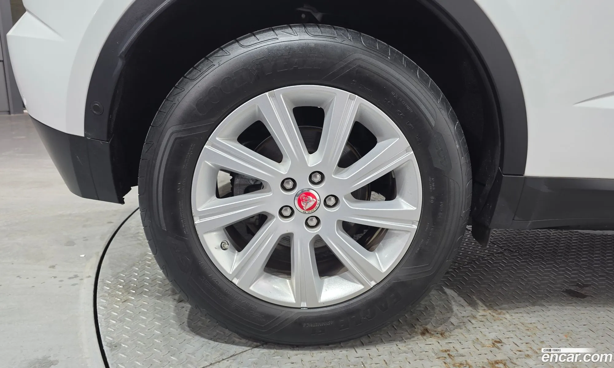 Jaguar E-Pace 2018 SADFA2BX2J1Z26588 — 18
