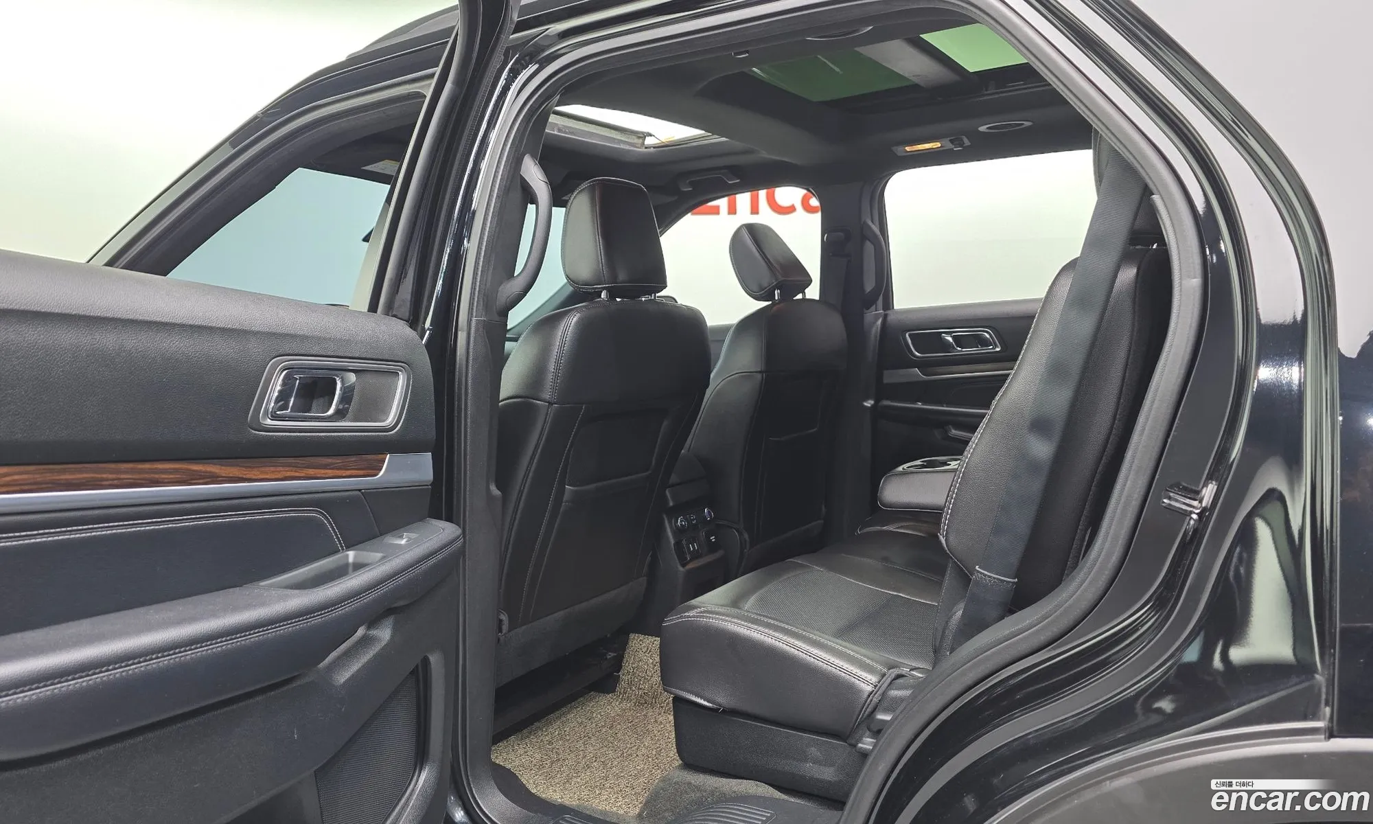 Ford Explorer 2018 1FM5K8FH6JGA09205 — 17