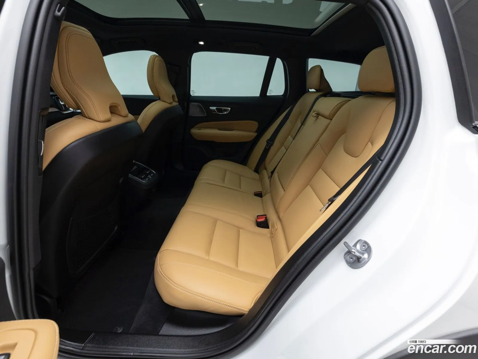 Volvo V60 Cross Country 2025 — 16