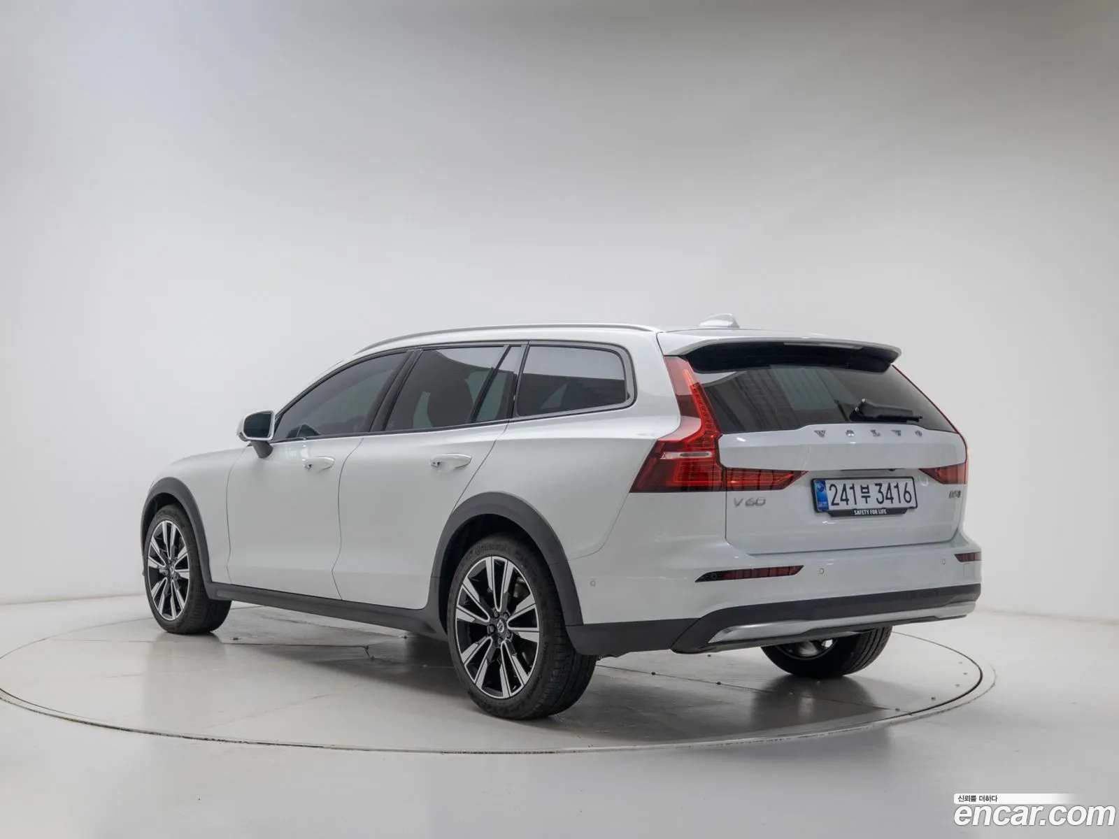 Volvo V60 Cross Country 2025 — 6