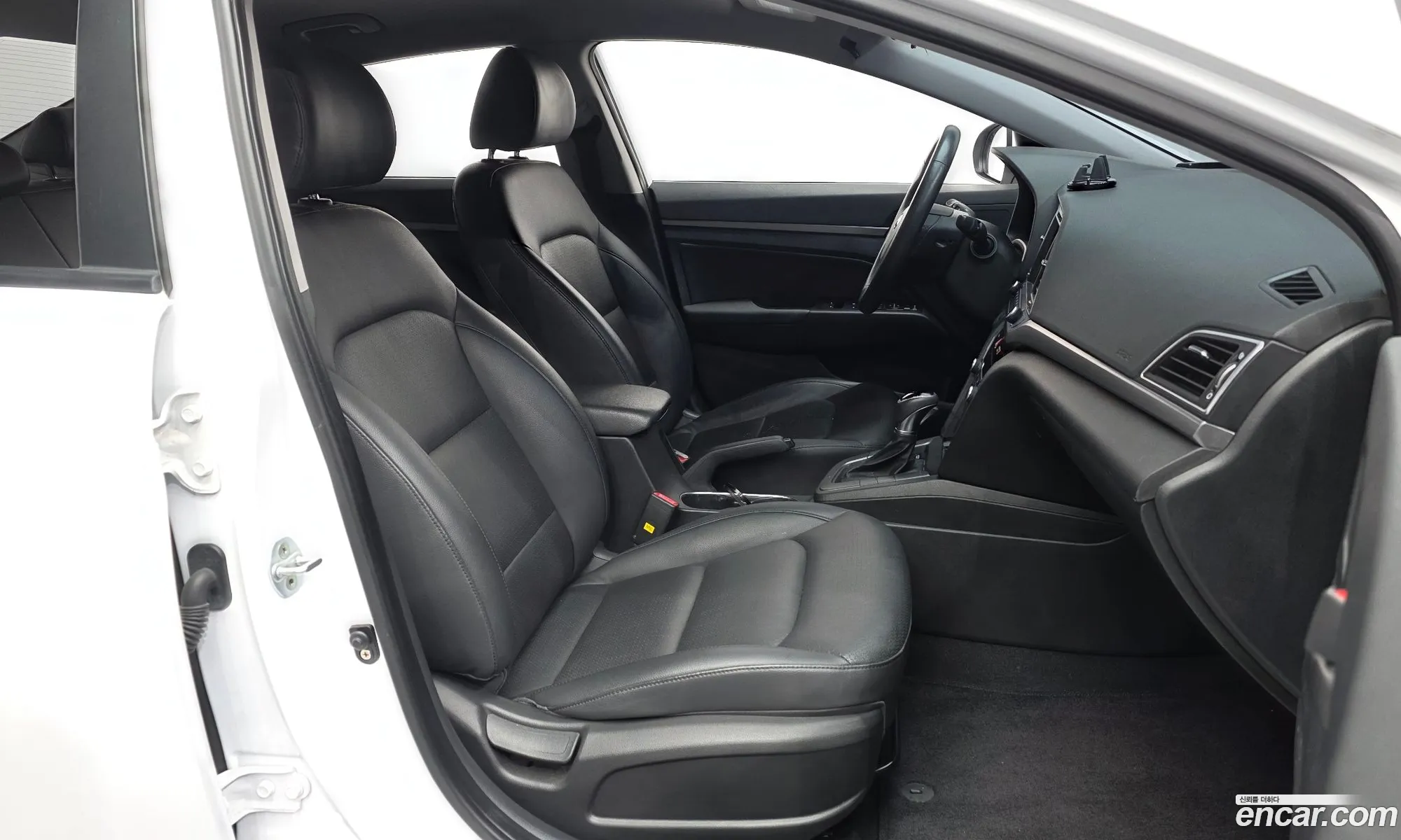 Hyundai Elantra AD 2015 — 24
