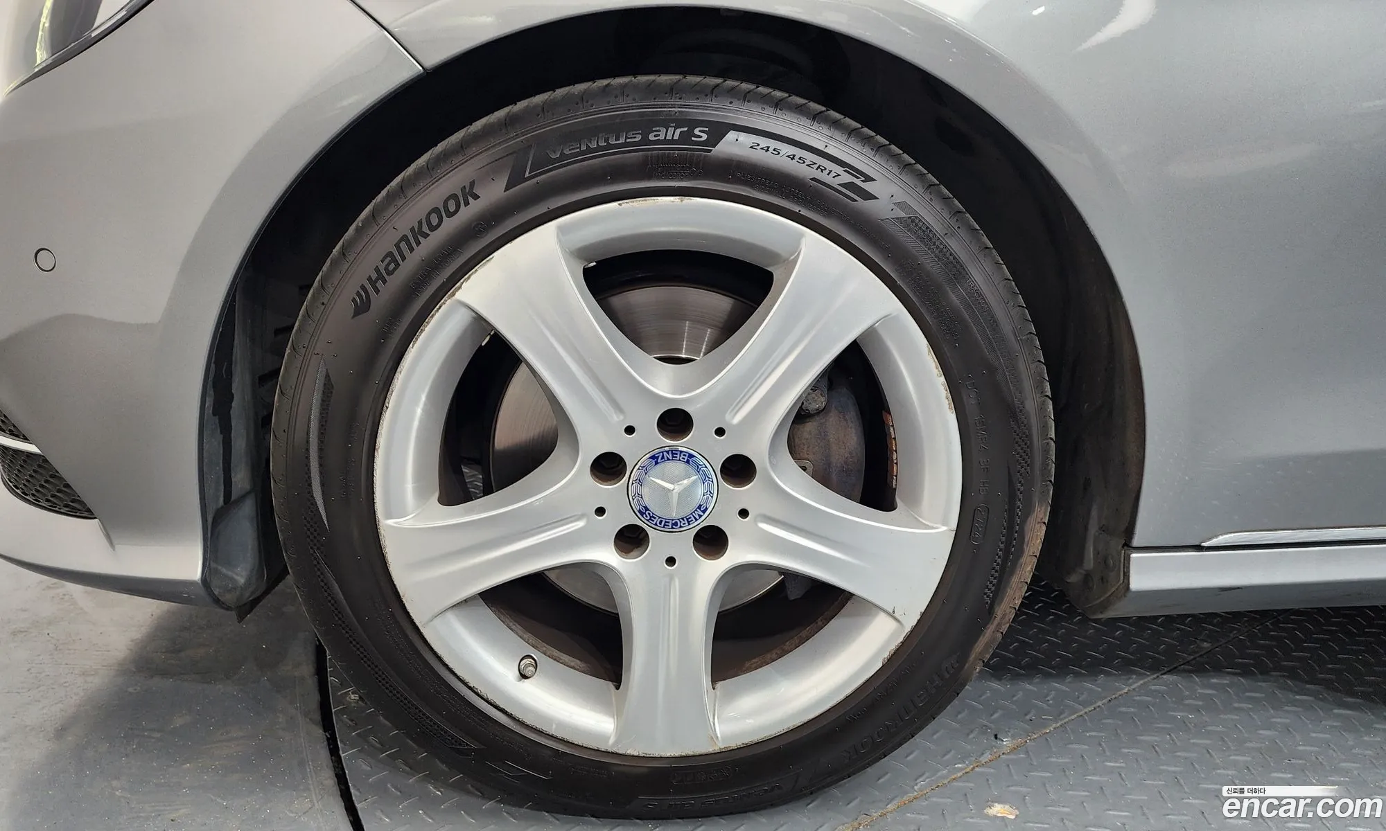 Mercedes-Benz E-Class W212 2014 WDDHF8CB8EA988679 — 17