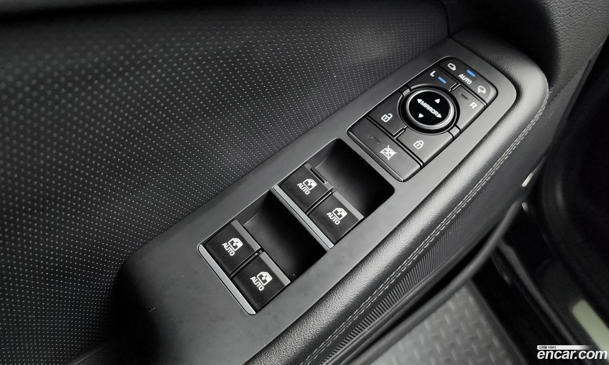 Genesis G80 2017 KMHGM41DBJU257554 — 28