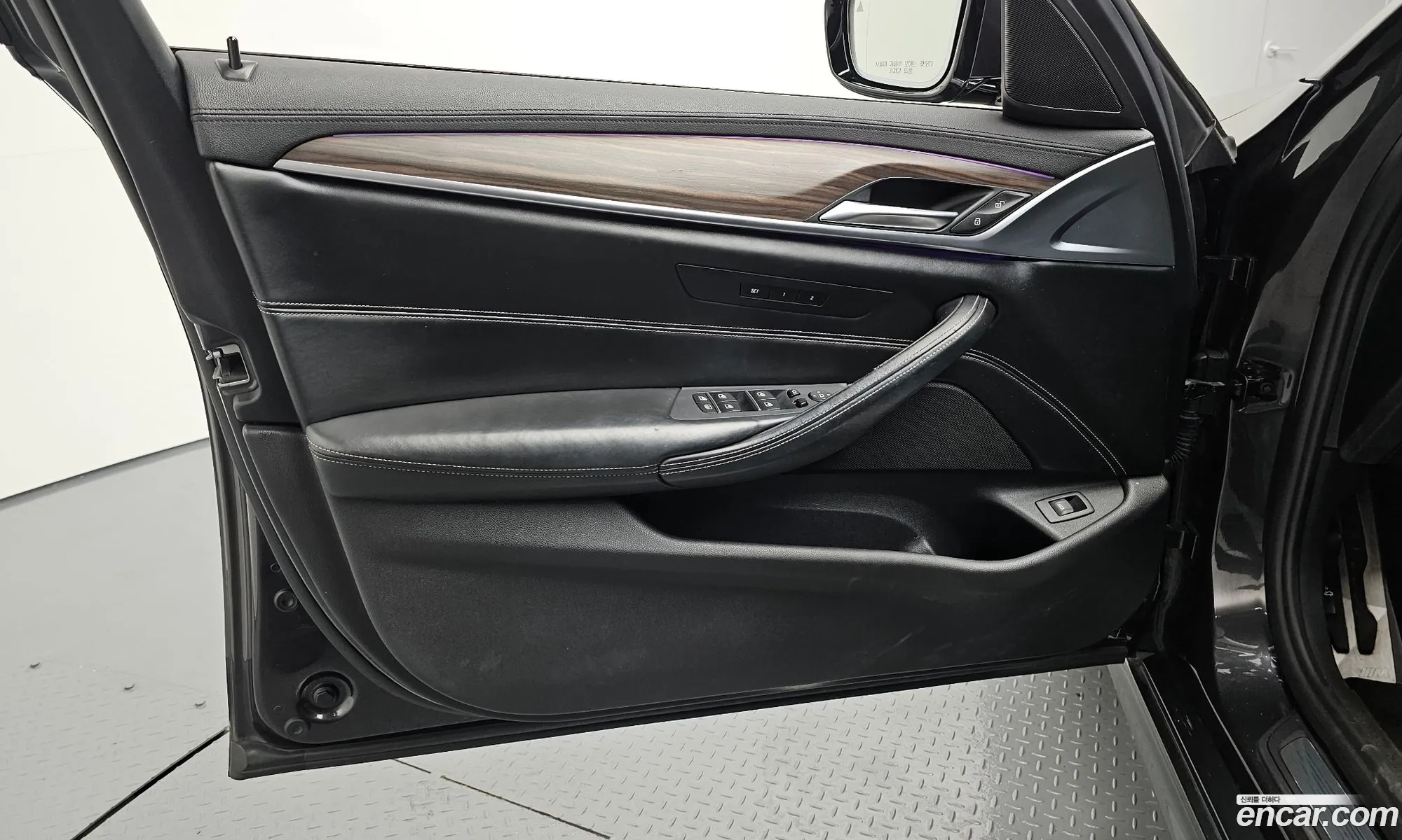 BMW 5 Series 2018 WBAJD3108JB255197 — 28