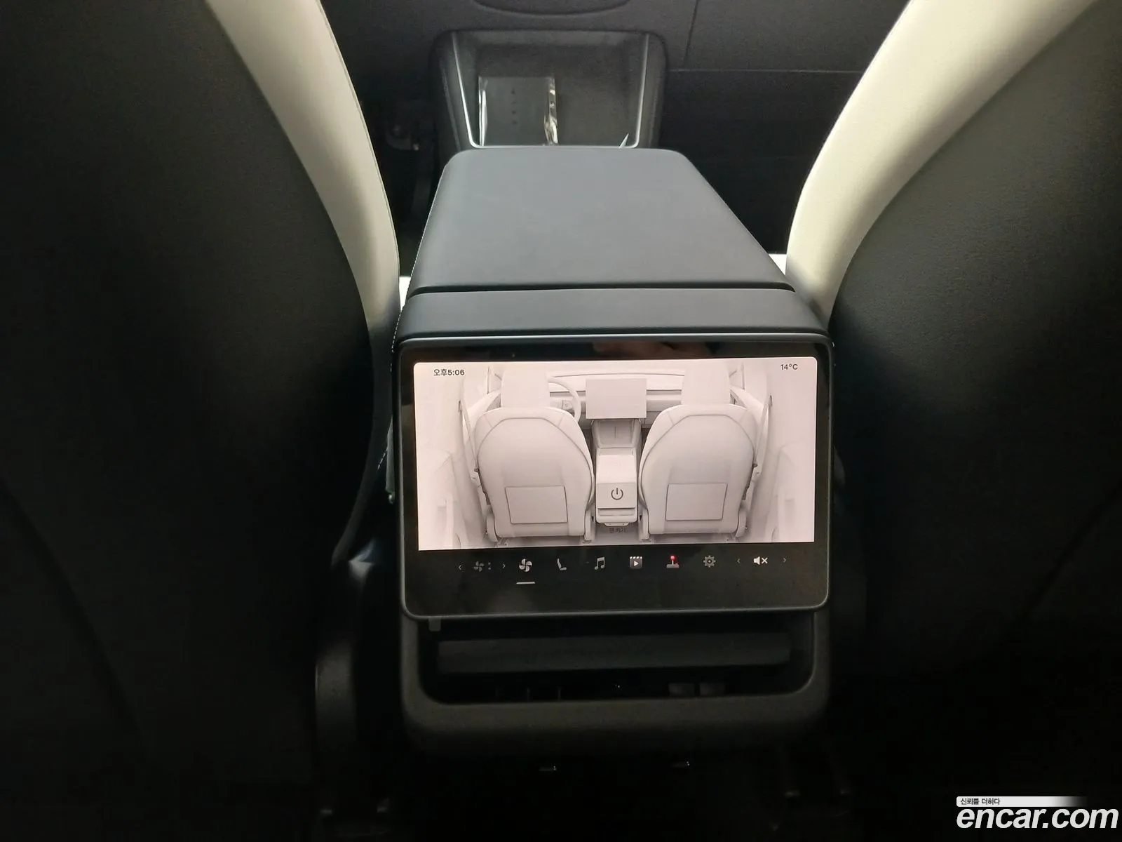 Tesla Model Y 2026 — 4