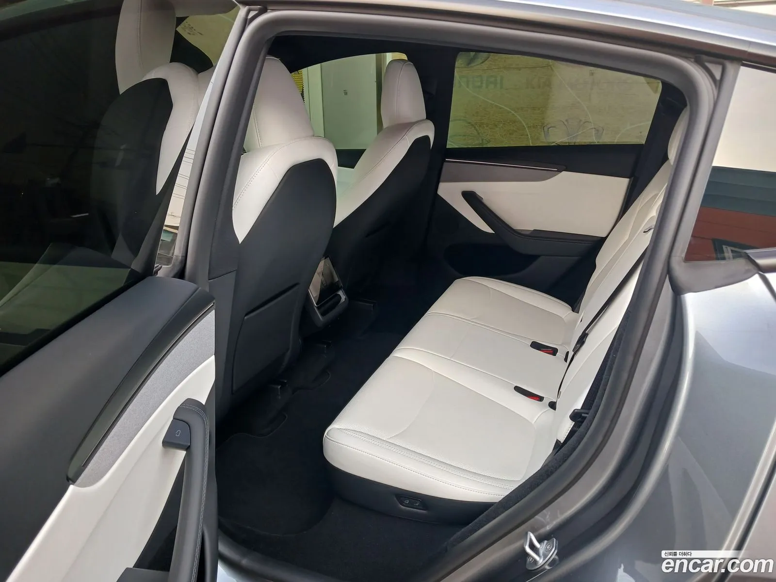 Tesla Model Y 2026 — 14