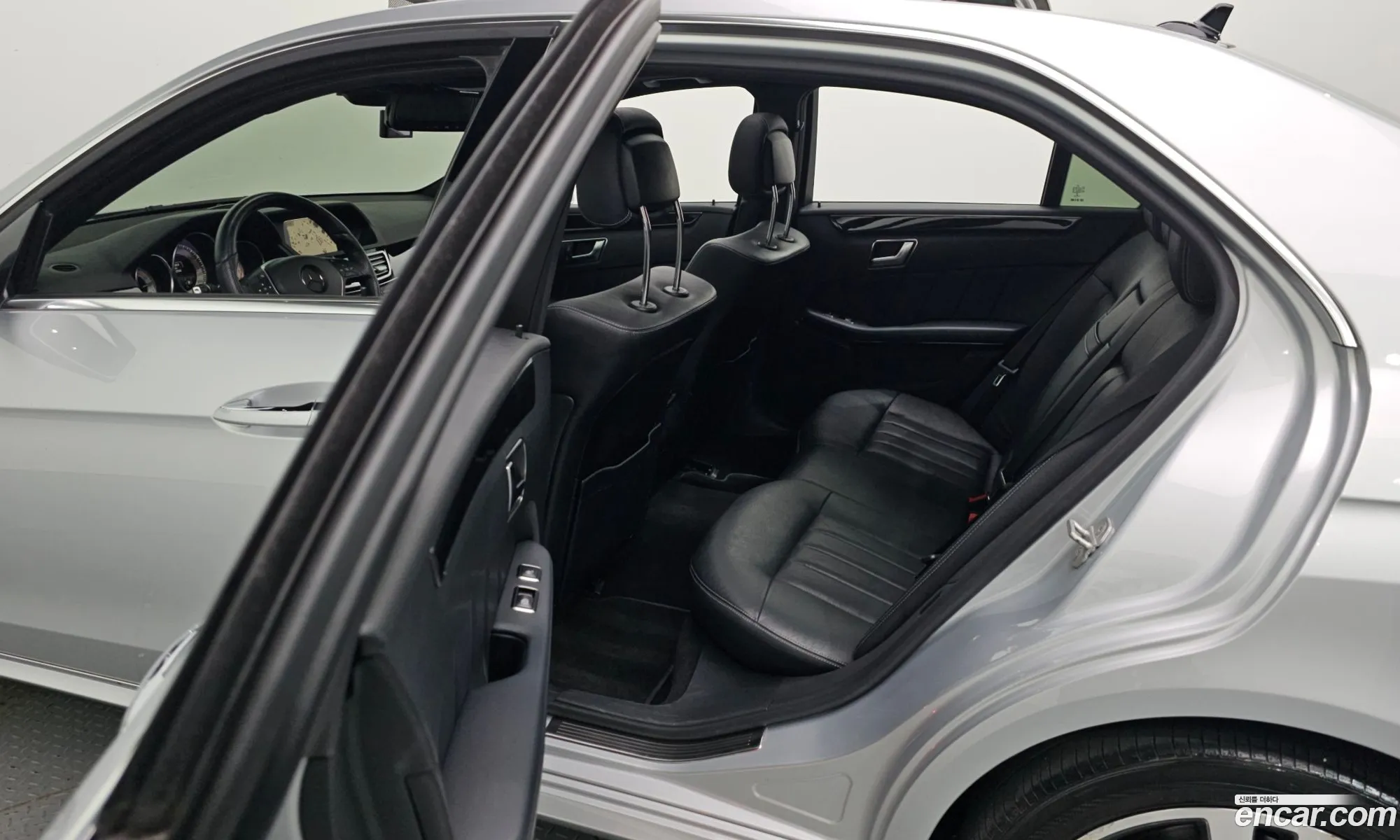 Mercedes-Benz E-Class W212 2014 WDDHF8BB0EA962417 — 9