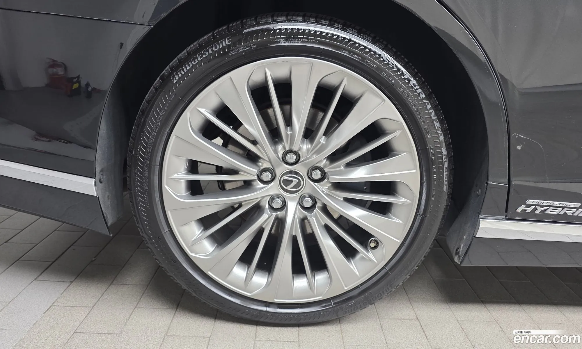 Lexus LS500h 2018 JTHCYLFF6J5000588 — 31