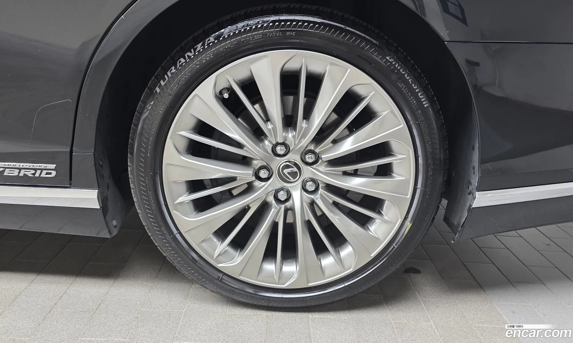 Lexus LS500h 2018 JTHCYLFF6J5000588 — 28
