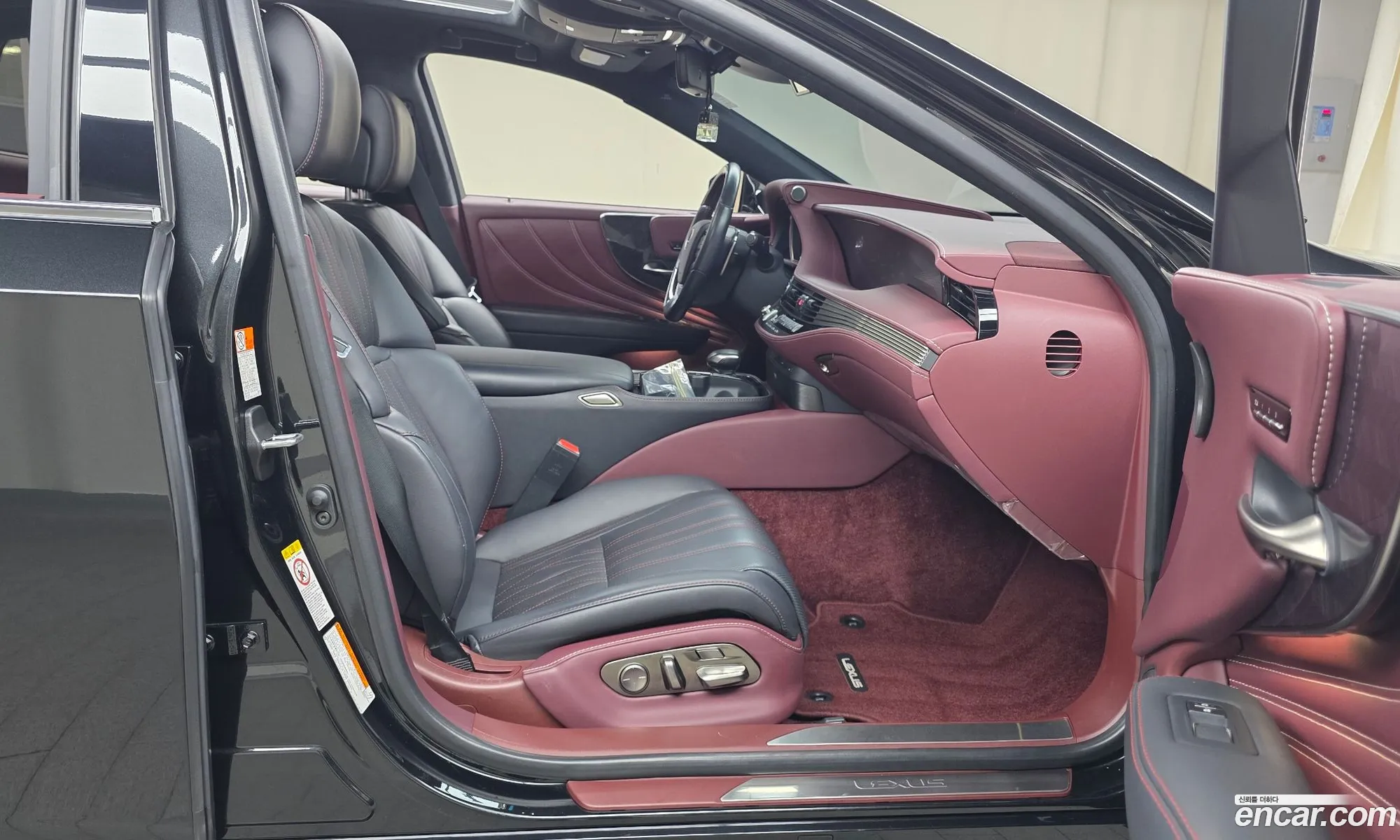 Lexus LS500h 2018 JTHCYLFF6J5000588 — 34