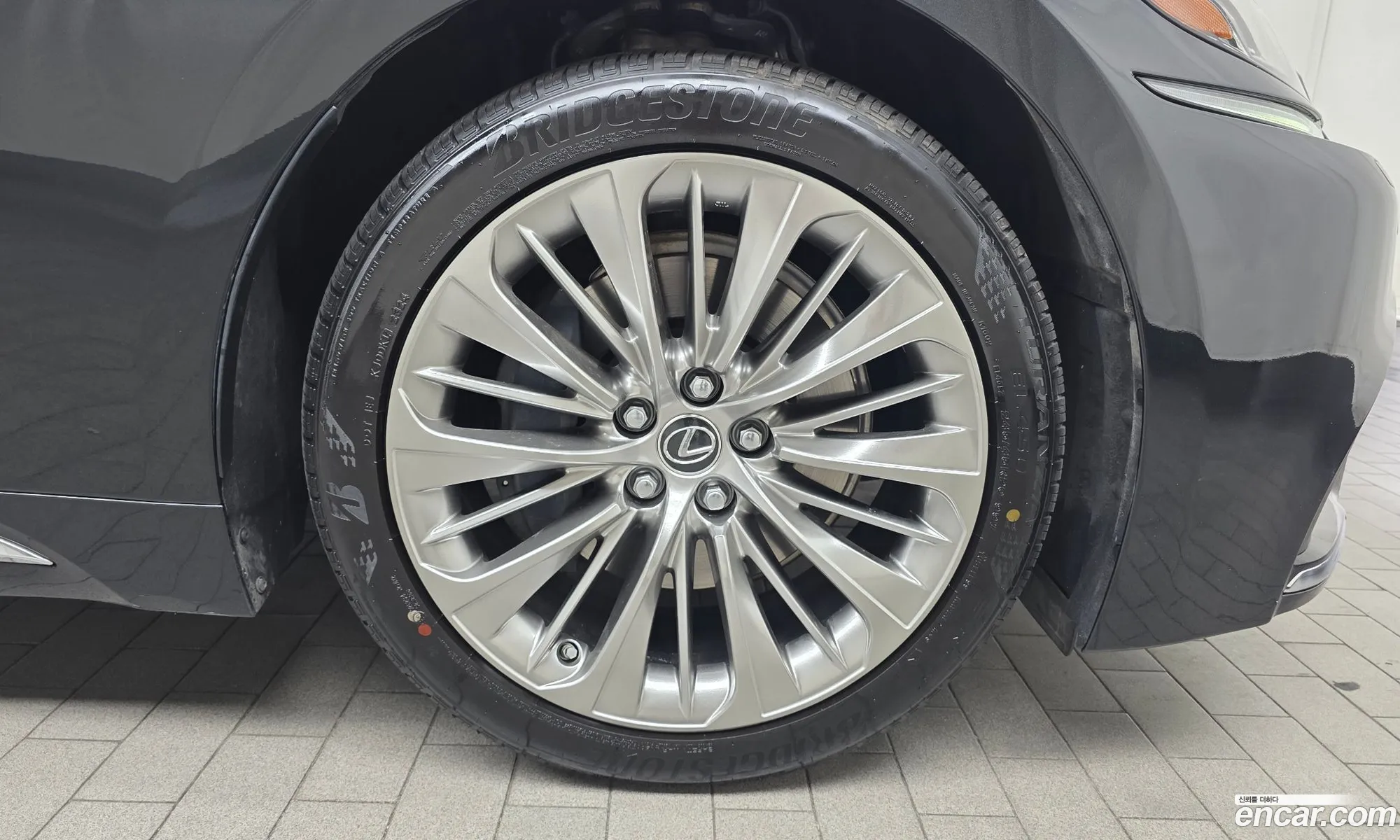 Lexus LS500h 2018 JTHCYLFF6J5000588 — 13