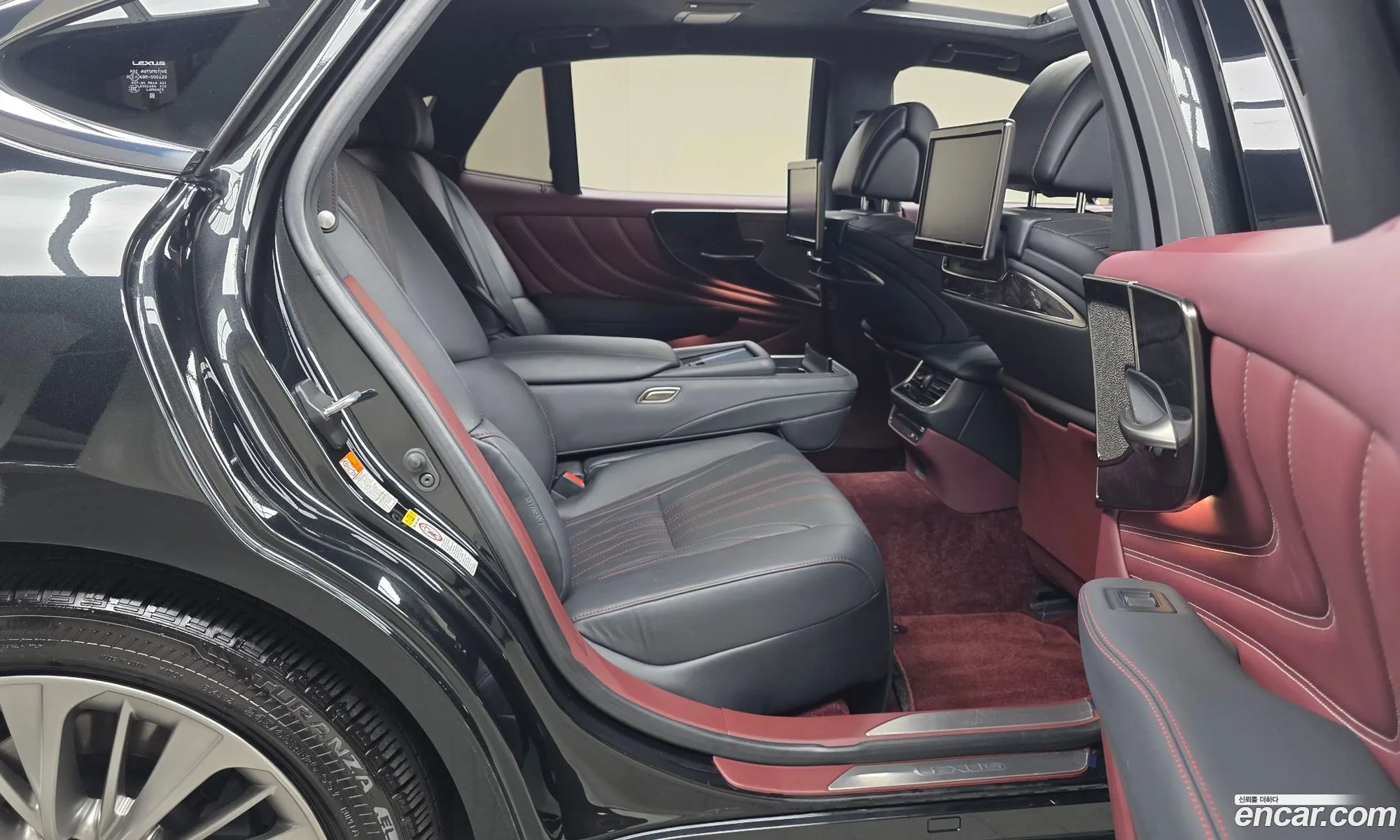 Lexus LS500h 2018 JTHCYLFF6J5000588 — 19
