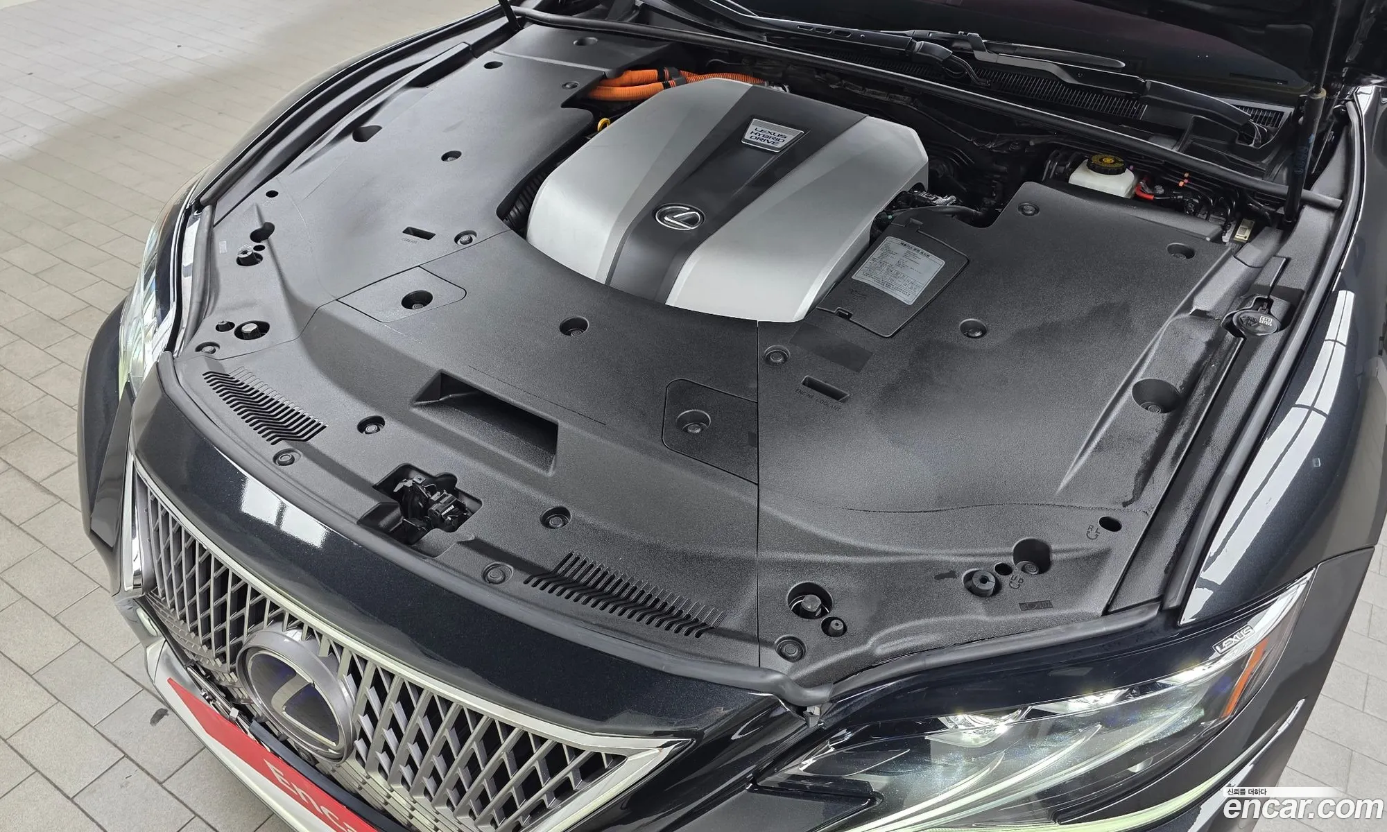 Lexus LS500h 2018 JTHCYLFF6J5000588 — 32