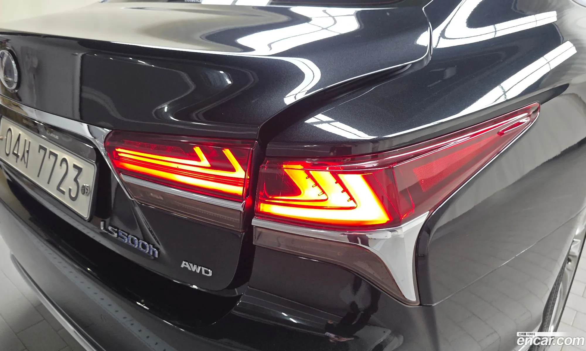Lexus LS500h 2018 JTHCYLFF6J5000588 — 3