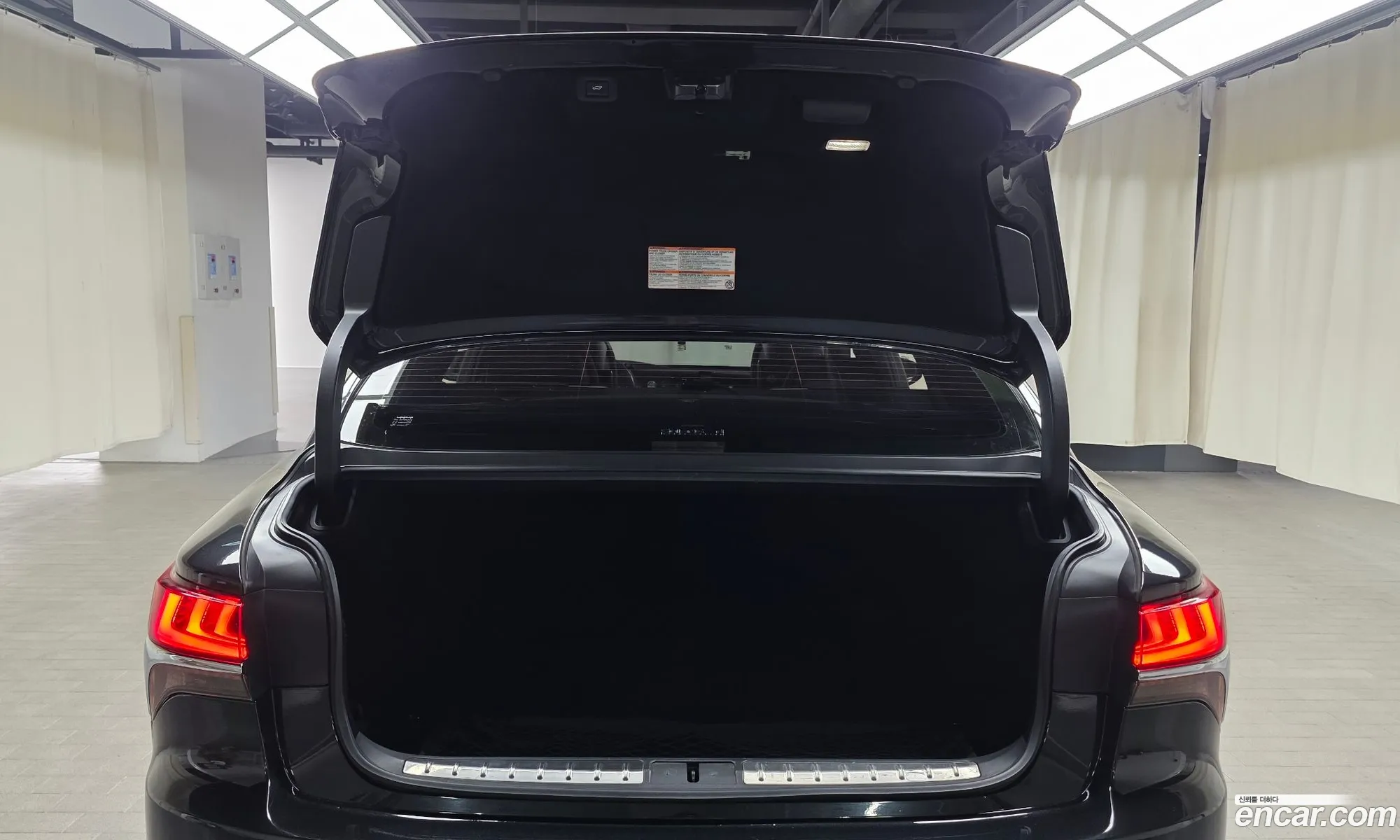 Lexus LS500h 2018 JTHCYLFF6J5000588 — 10