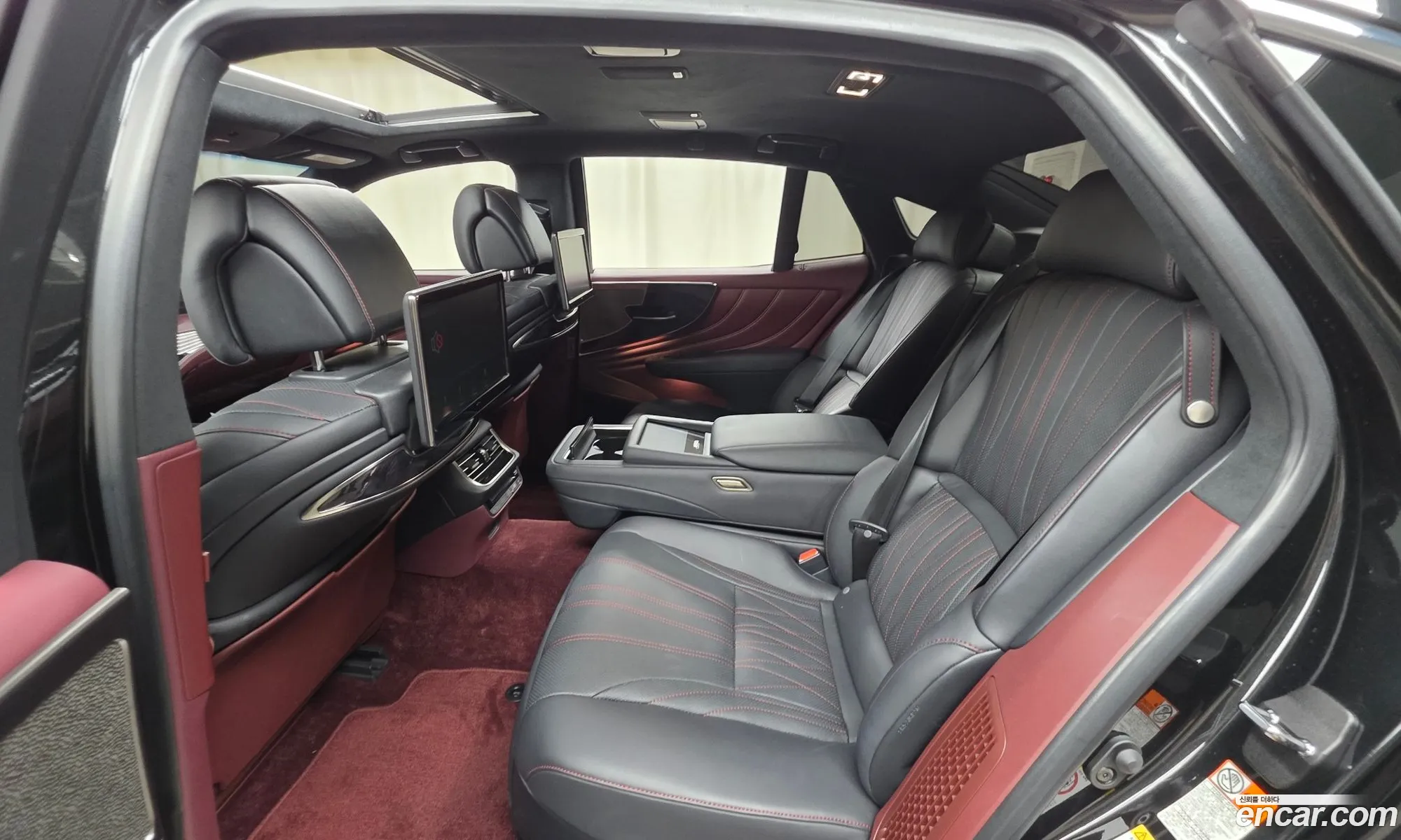 Lexus LS500h 2018 JTHCYLFF6J5000588 — 26