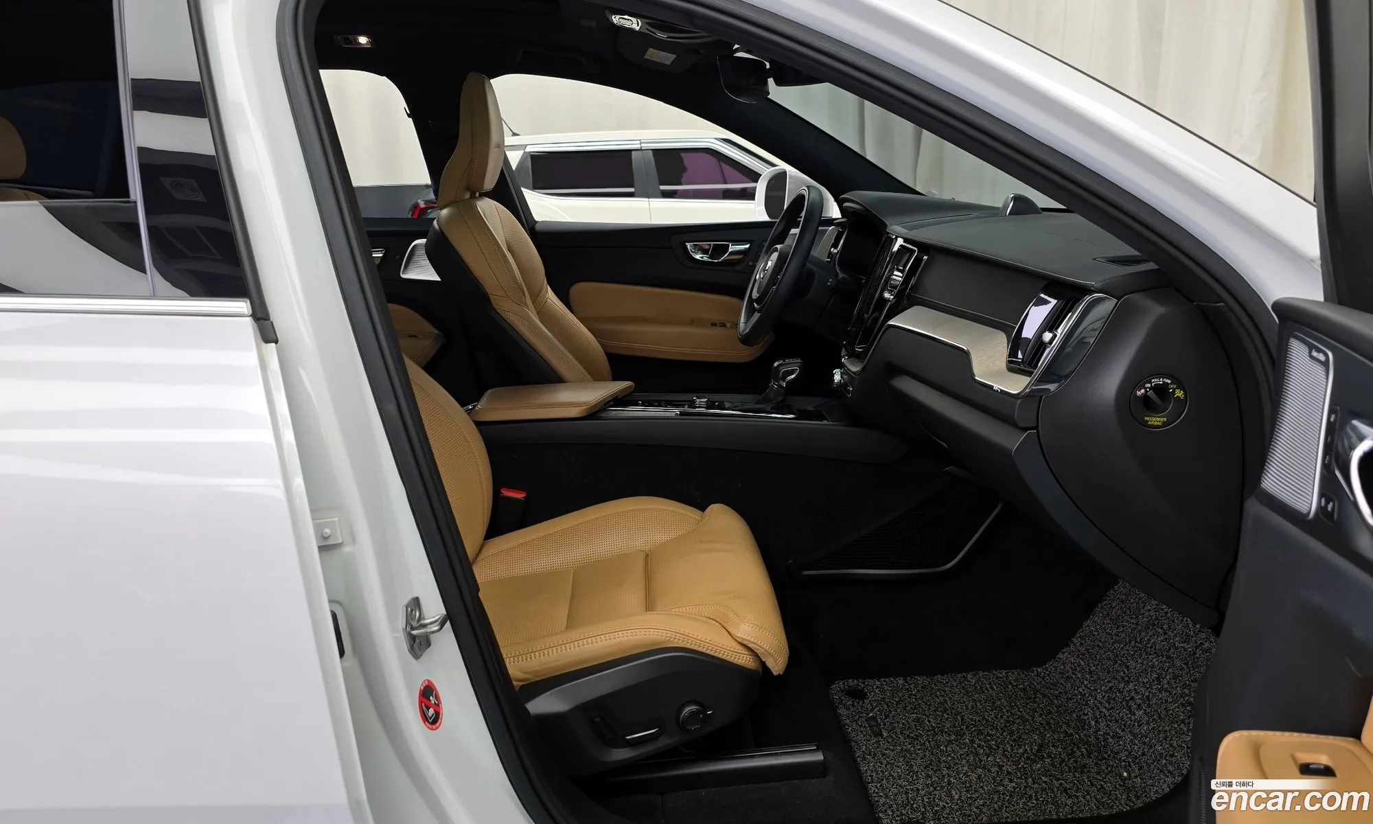 Volvo XC60 2018 YV1UZ68TCK1222647 — 12