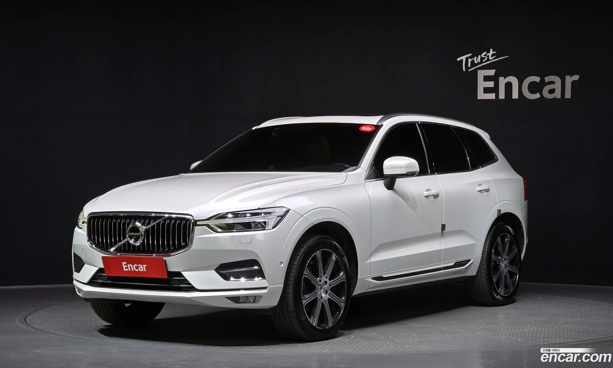 Volvo XC60 2018 YV1UZ68TCK1222647 — 10