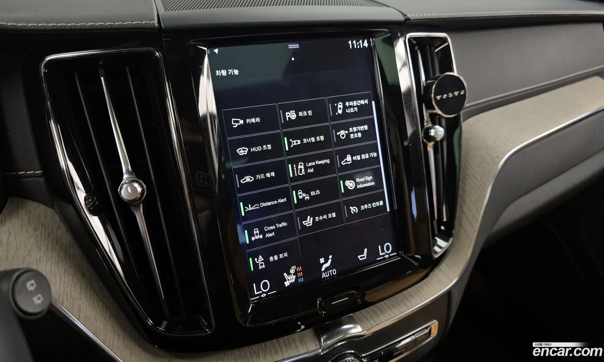 Volvo XC60 2018 YV1UZ68TCK1222647 — 2