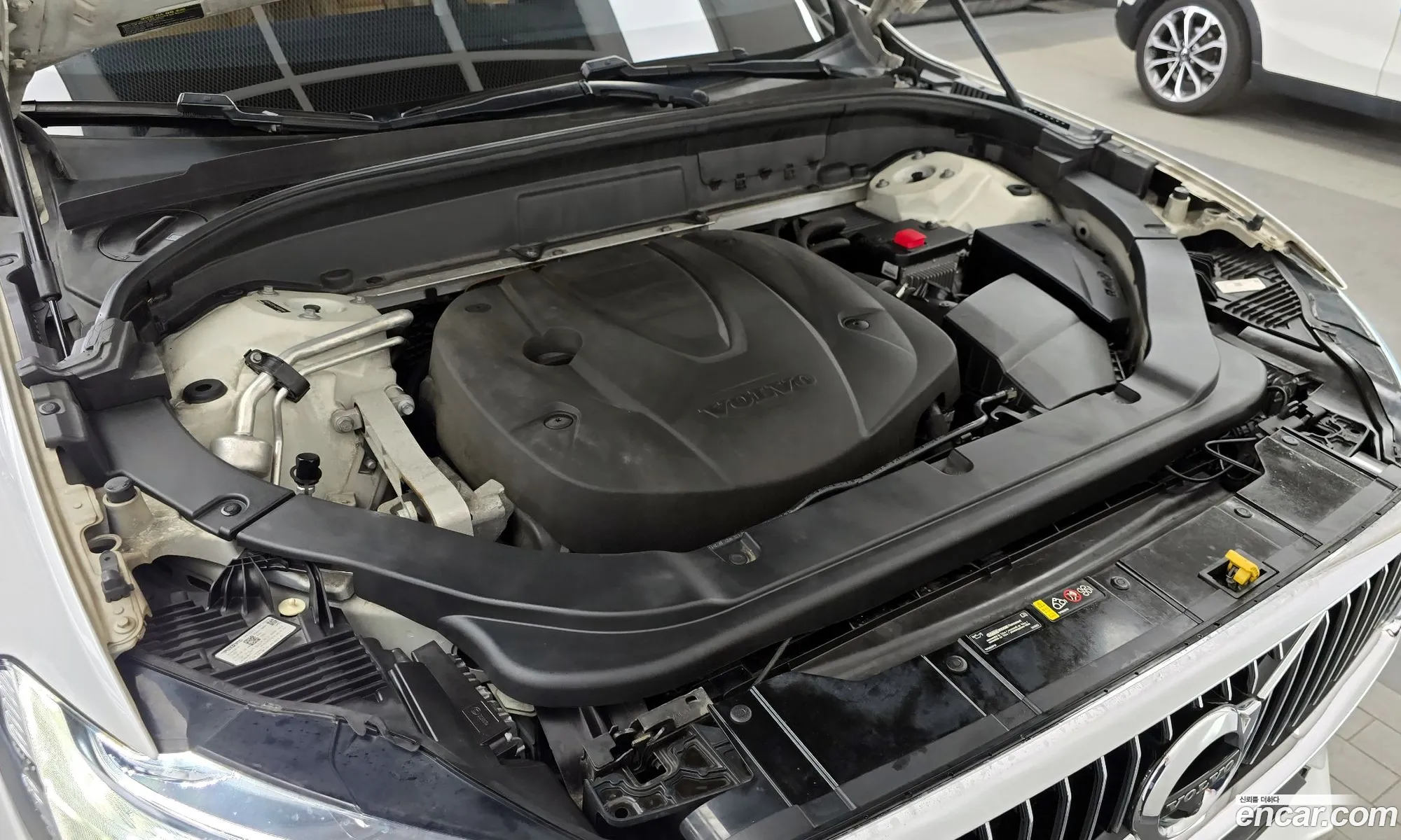 Volvo XC60 2018 YV1UZ68TCK1222647 — 20
