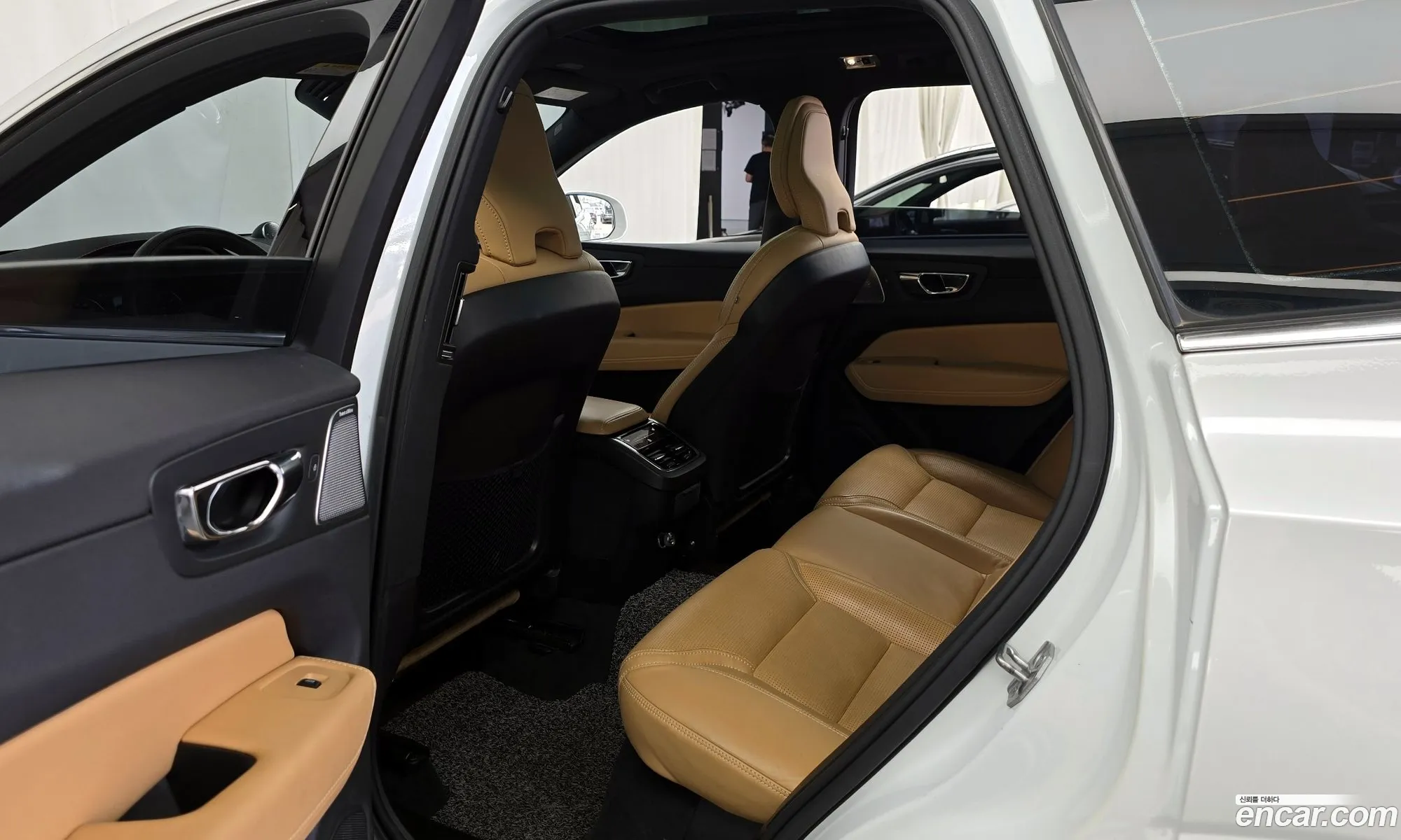 Volvo XC60 2018 YV1UZ68TCK1222647 — 11