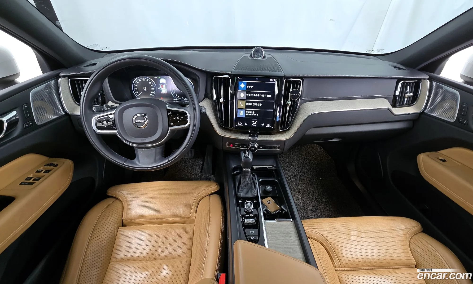 Volvo XC60 2018 YV1UZ68TCK1222647 — 3
