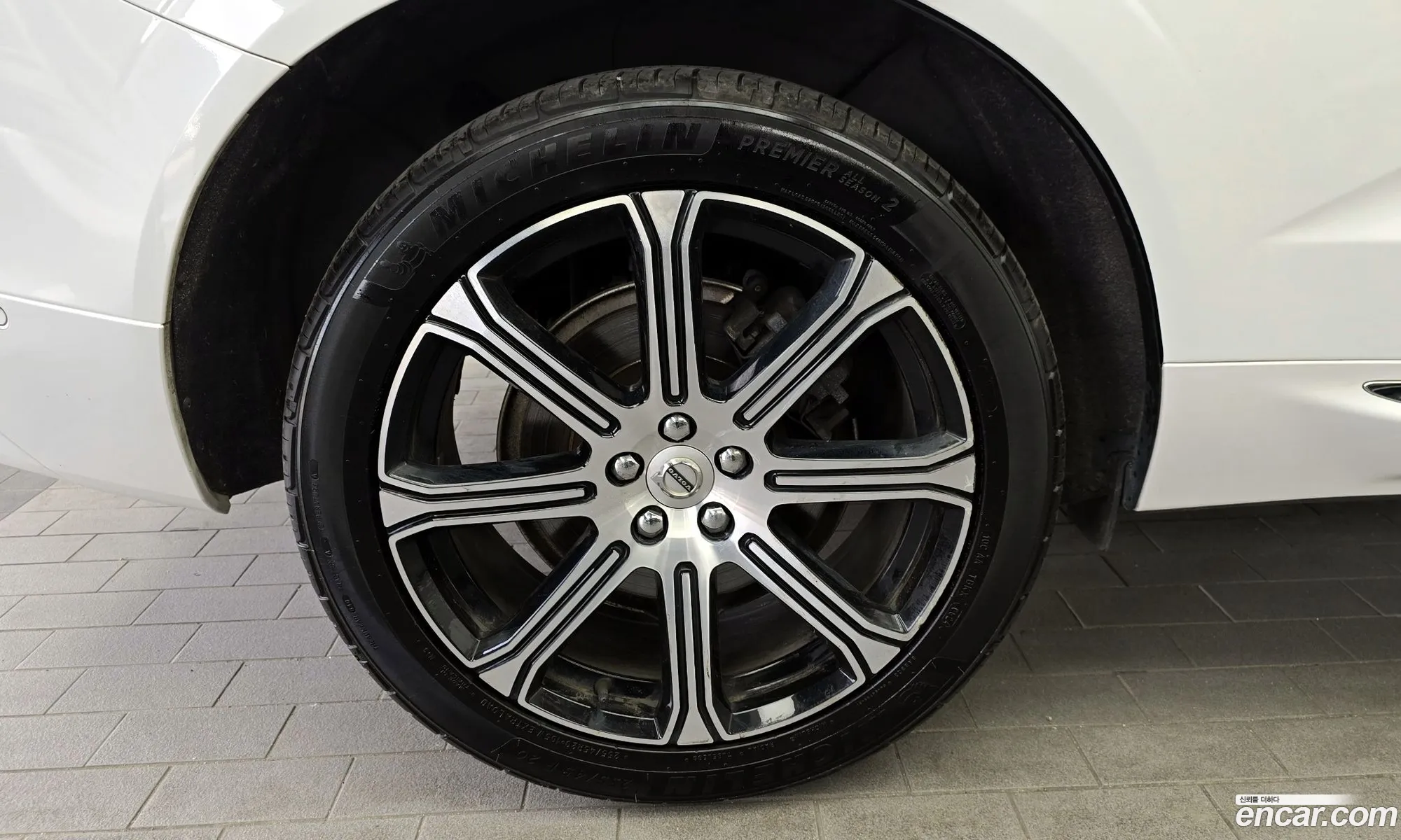 Volvo XC60 2018 YV1UZ68TCK1222647 — 16