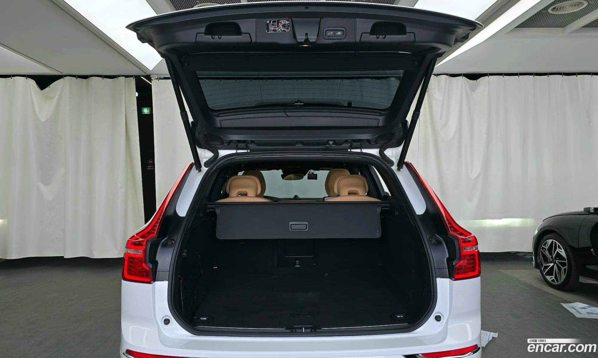 Volvo XC60 2018 YV1UZ68TCK1222647 — 14