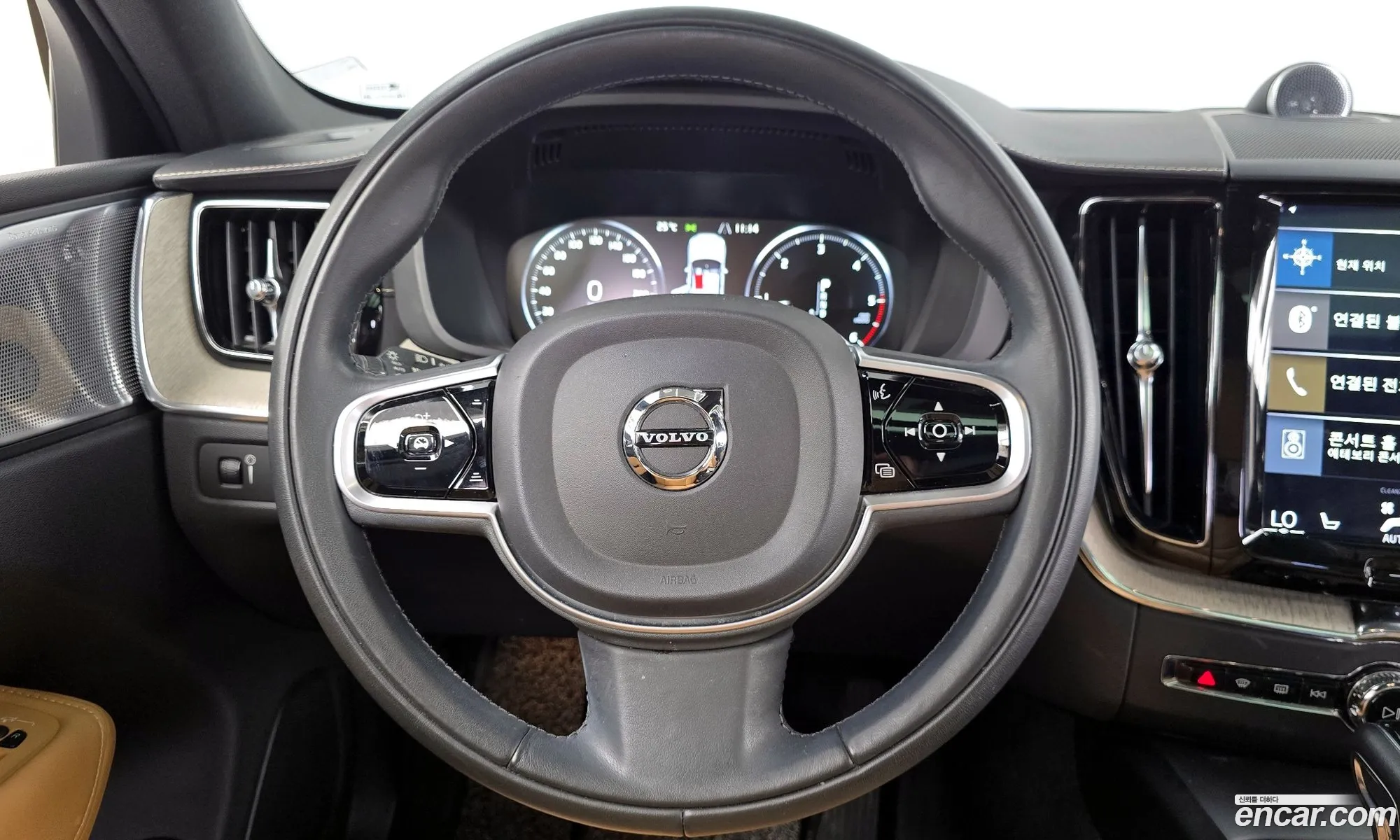 Volvo XC60 2018 YV1UZ68TCK1222647 — 13