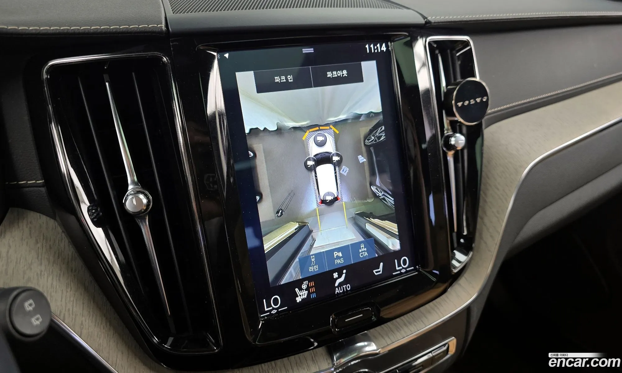 Volvo XC60 2018 YV1UZ68TCK1222647 — 7