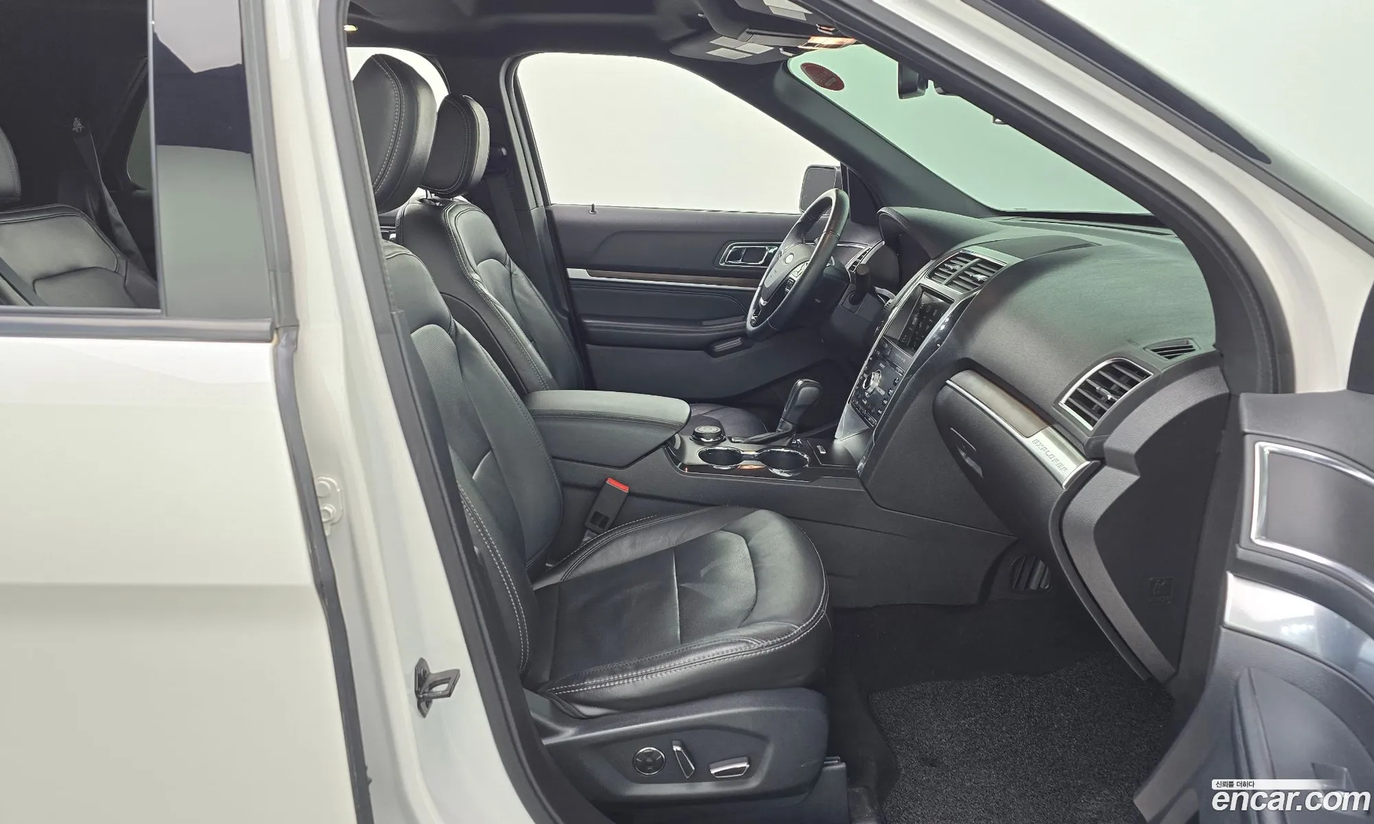 Ford Explorer 2018 1FM5K8FH2JGC37881 — 22
