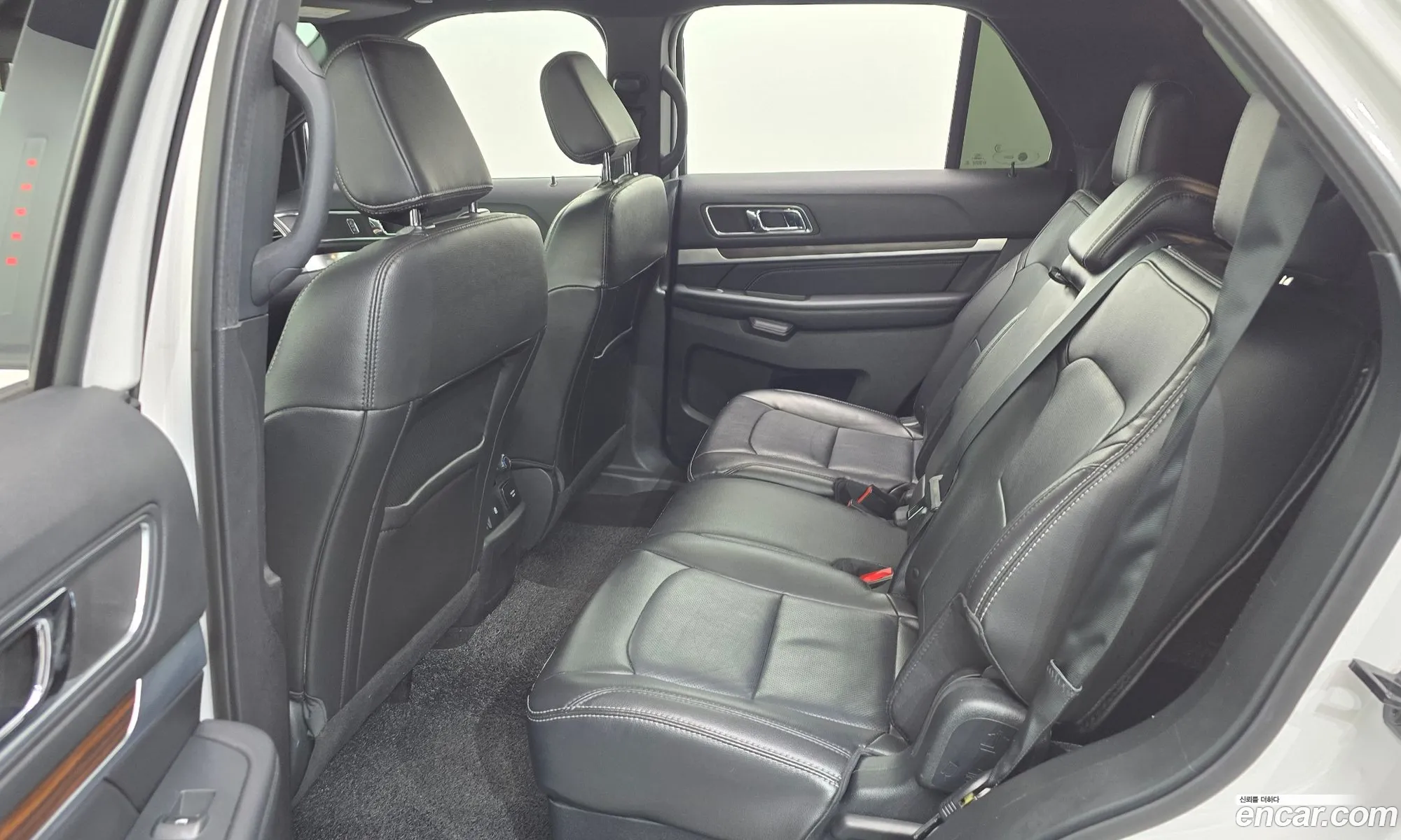 Ford Explorer 2018 1FM5K8FH2JGC37881 — 28