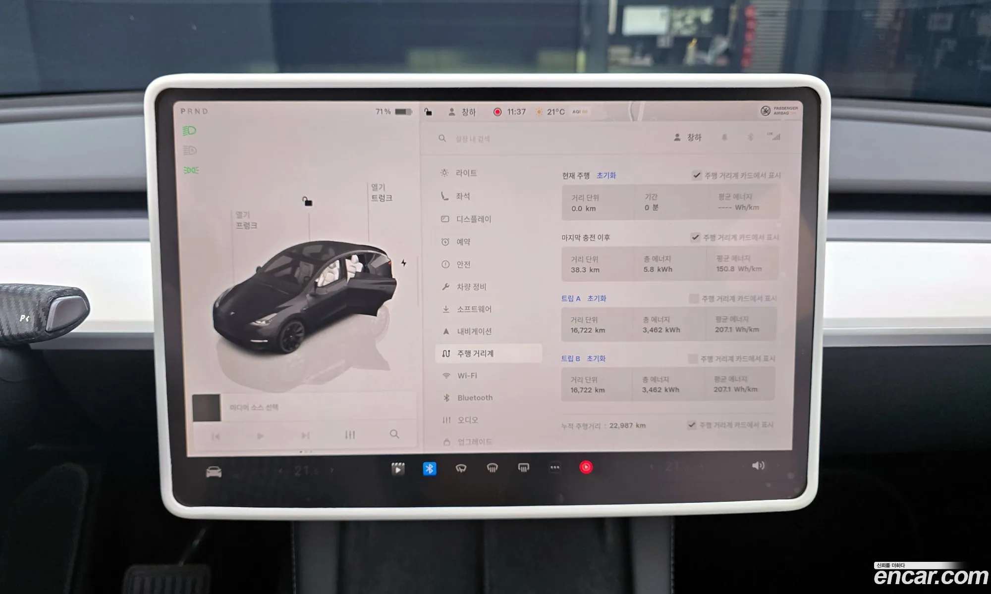 Tesla Model Y 2024 — 17