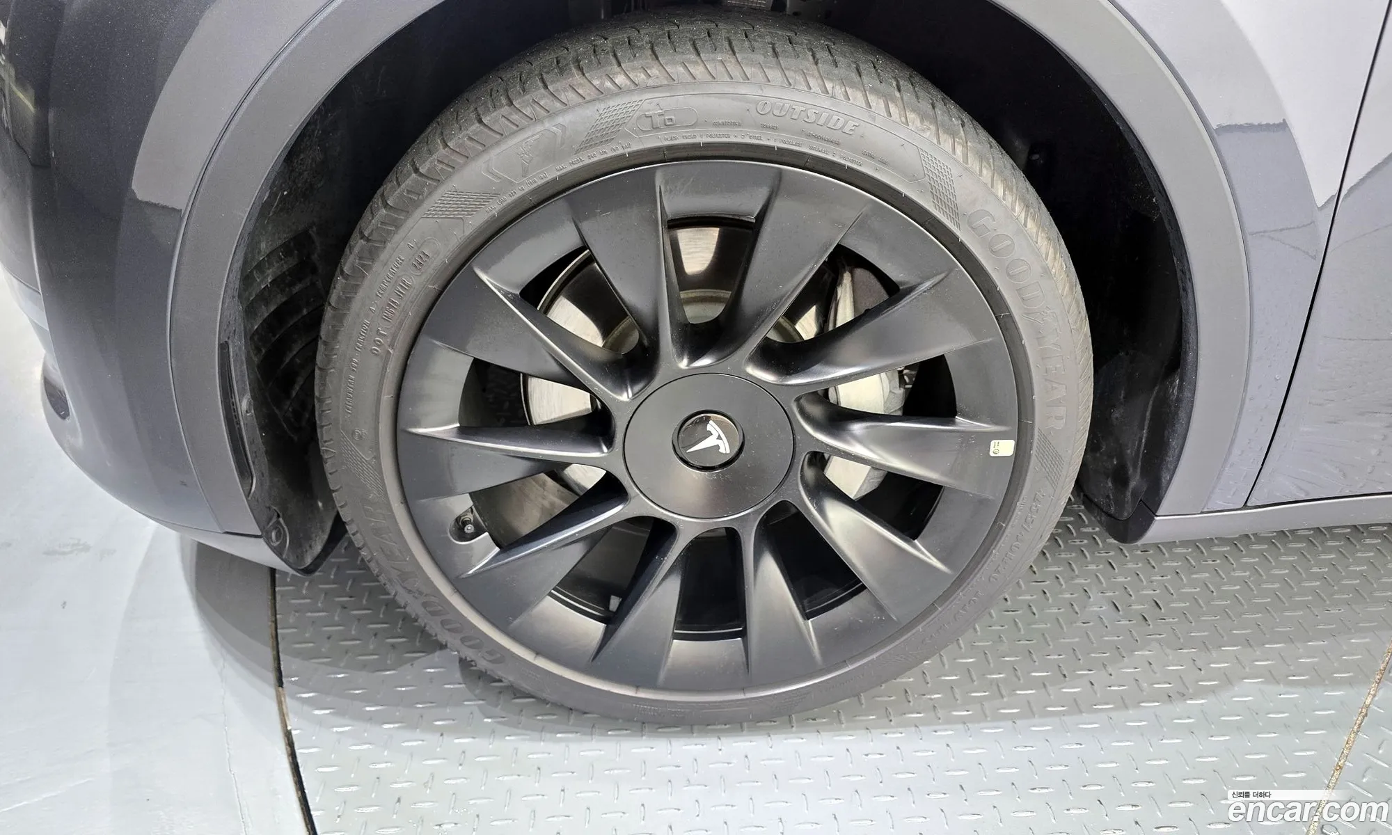 Tesla Model Y 2024 — 3