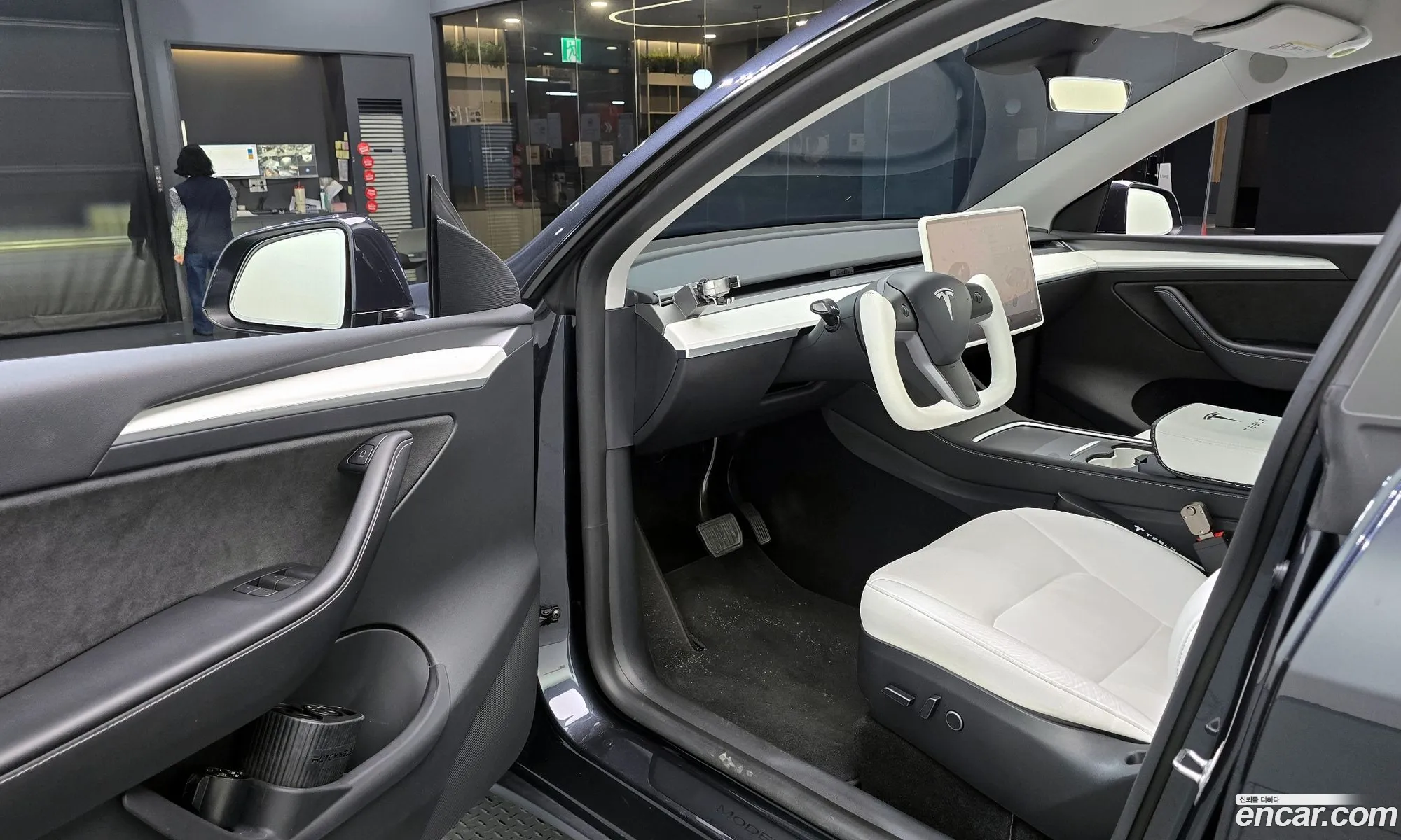 Tesla Model Y 2024 — 16