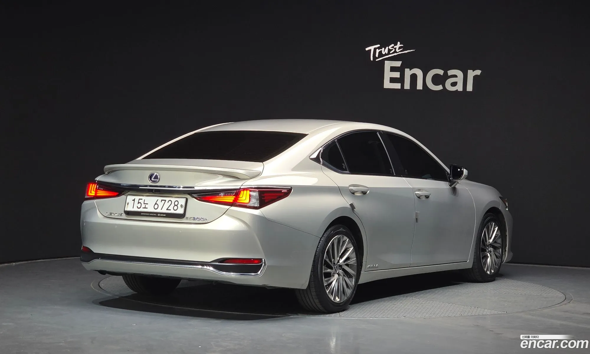 Lexus ES300h 7th Gen 2019 — 16