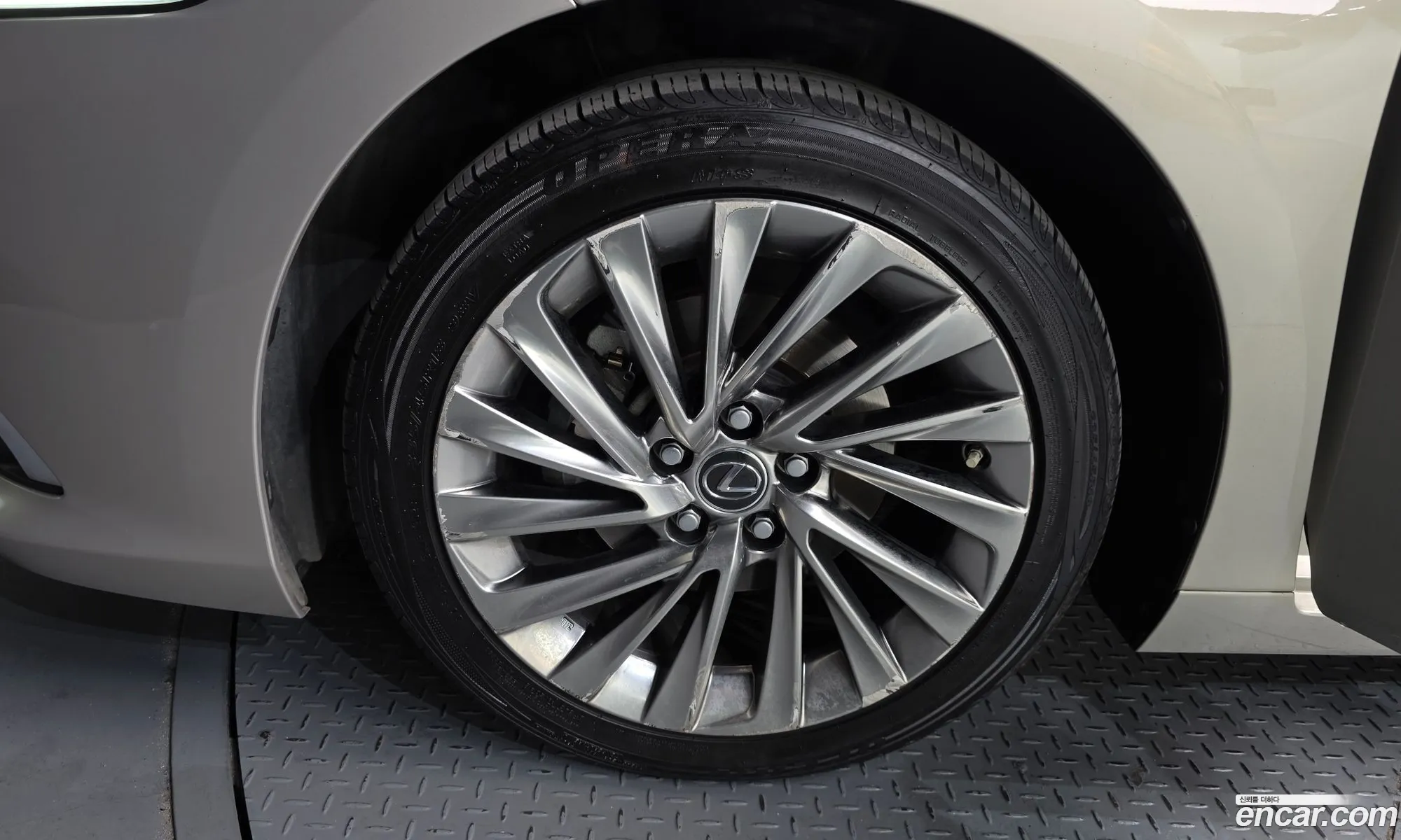 Lexus ES300h 7th Gen 2019 — 17