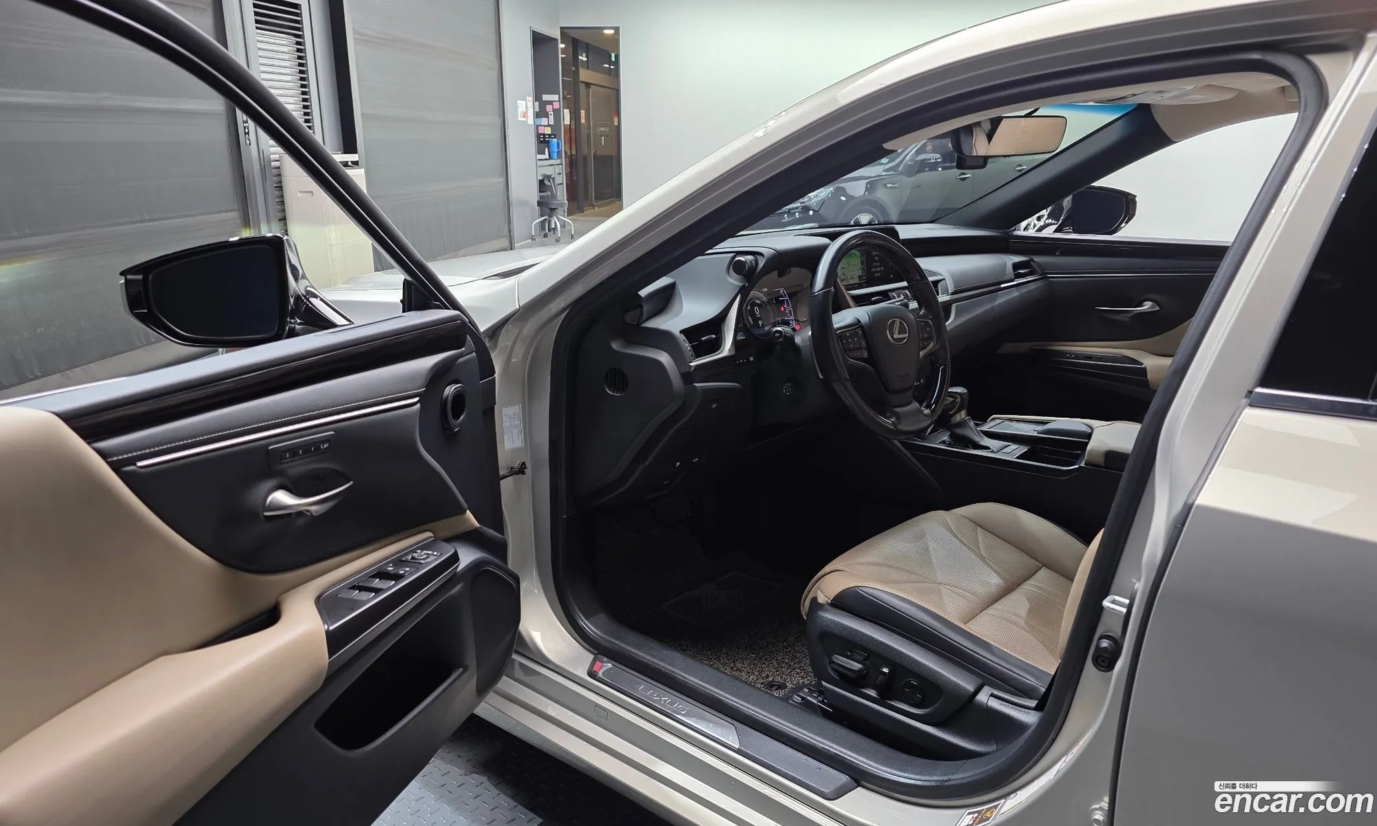Lexus ES300h 7th Gen 2019 — 3