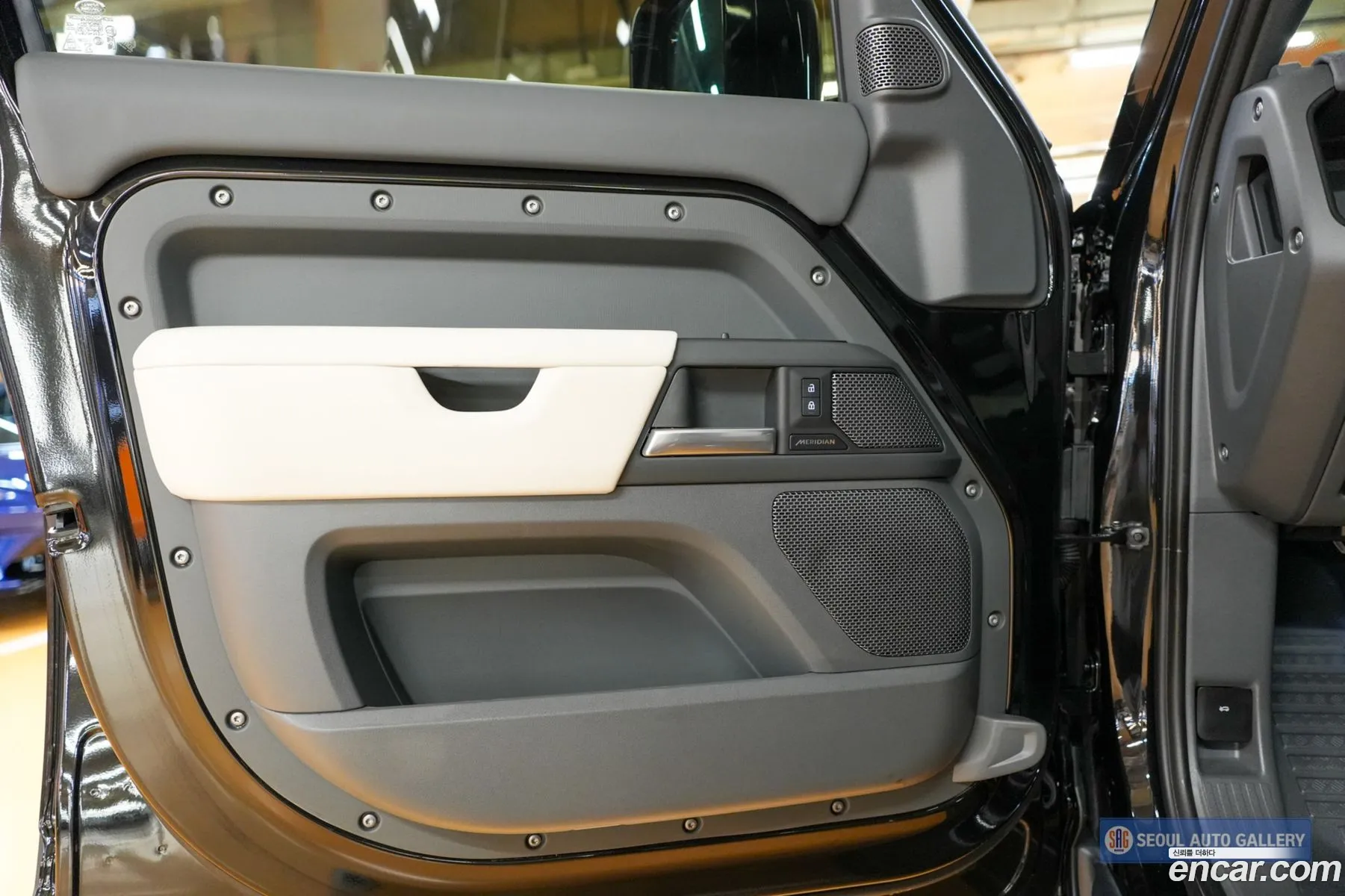 Land Rover Defender 2024 — 17