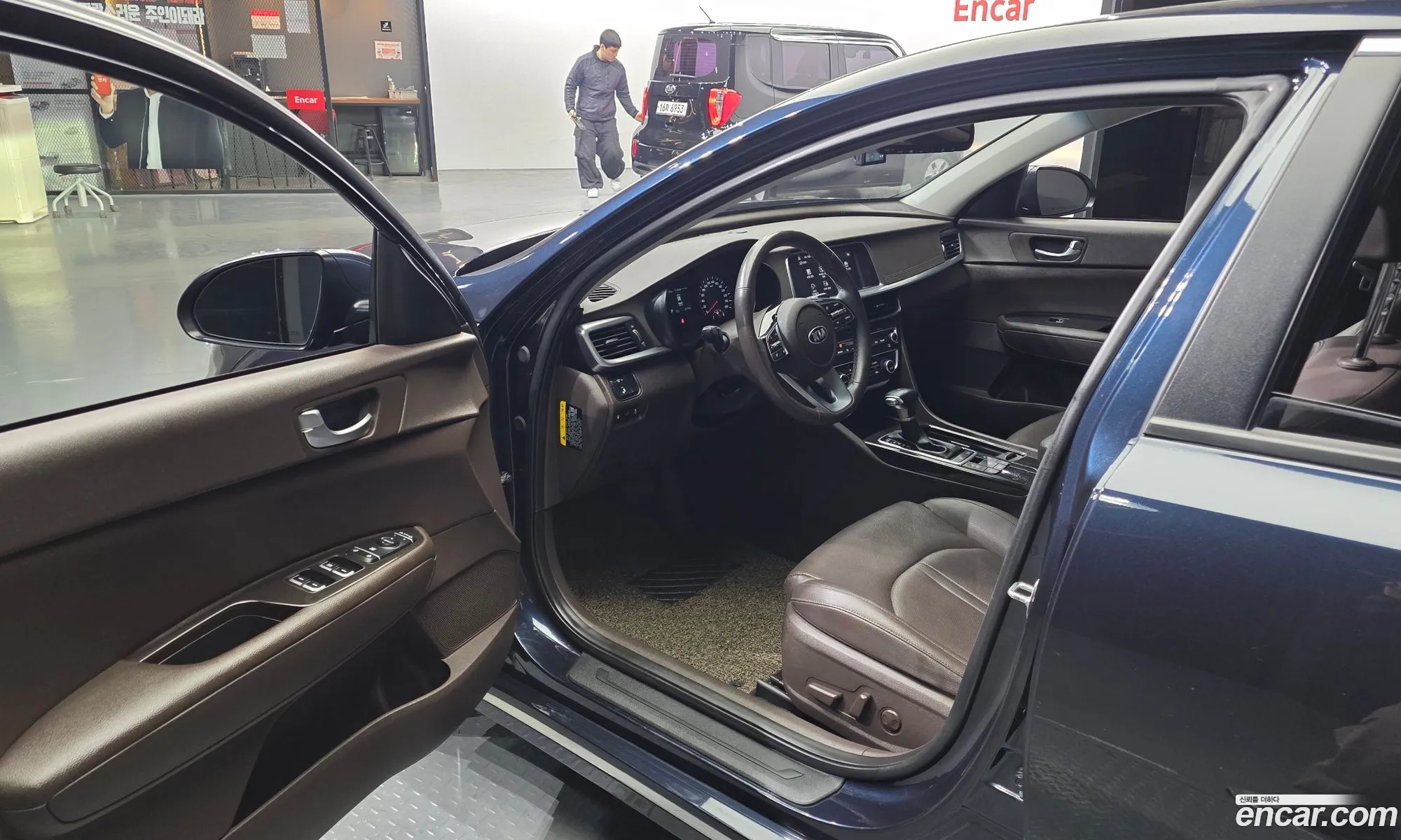 Kia K5 2018 KNAGU411BKA272412 — 25