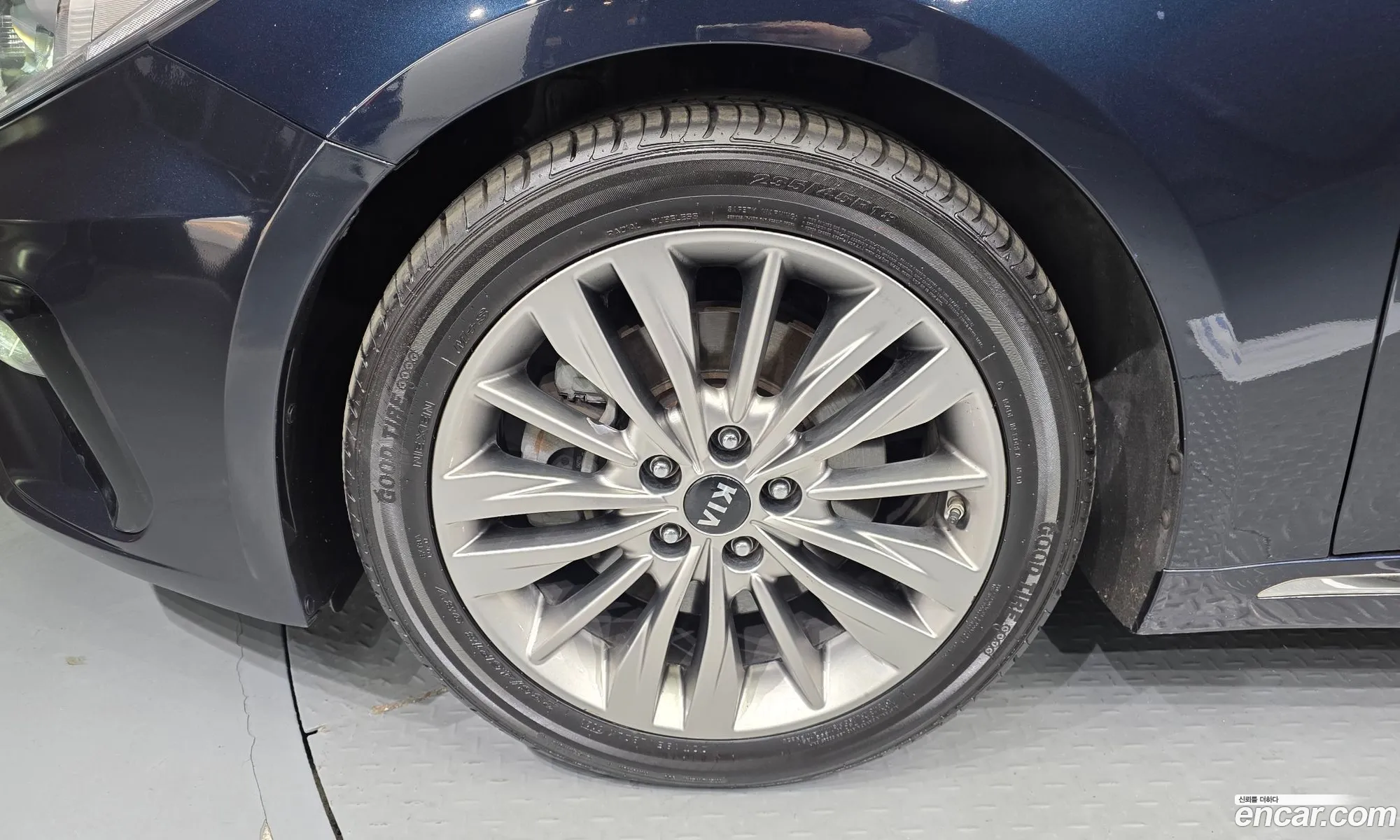 Kia K5 2018 KNAGU411BKA272412 — 9