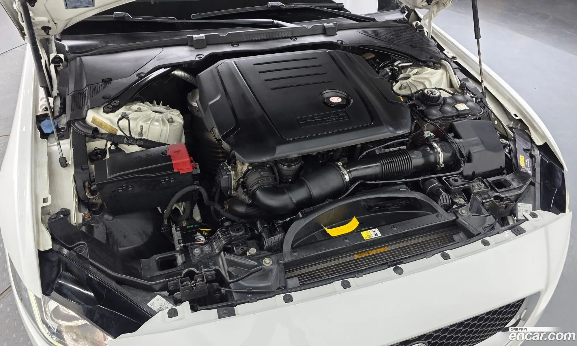 Jaguar XE 2015 — 19
