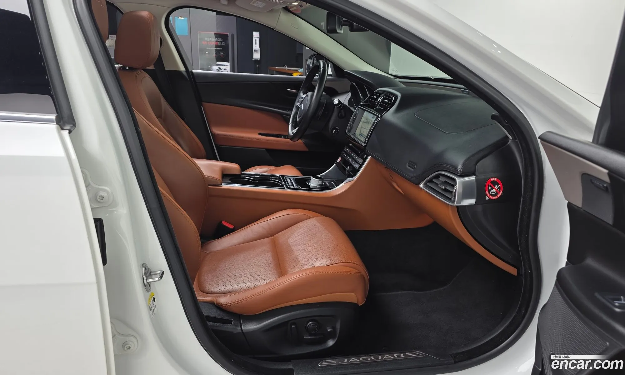 Jaguar XE 2015 — 12