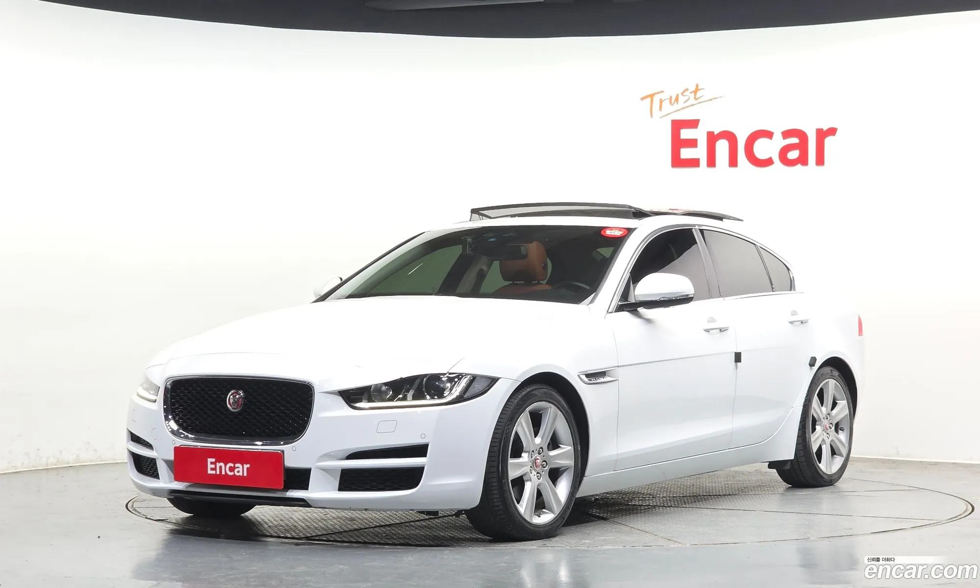 Jaguar XE 2015 — 13