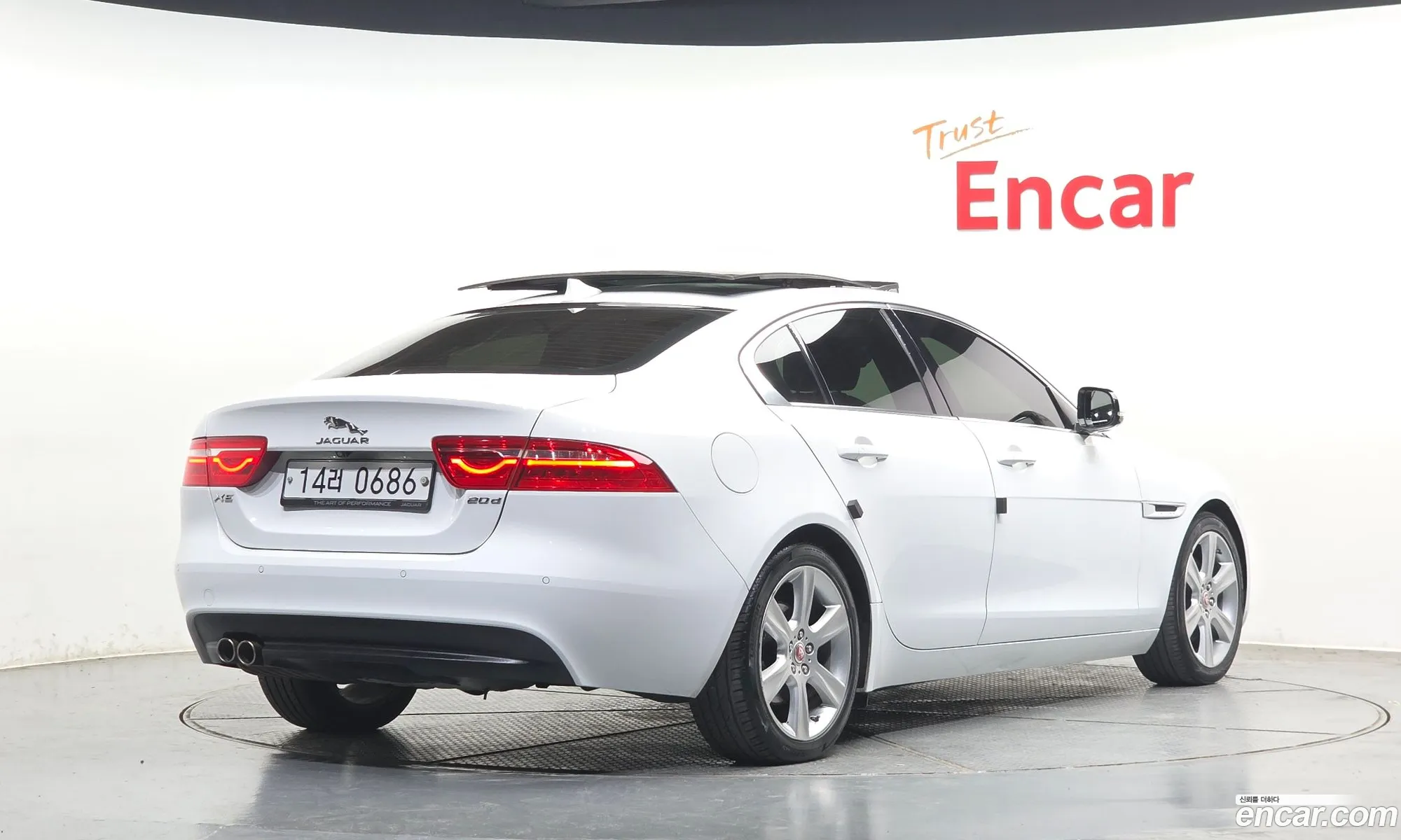 Jaguar XE 2015 — 14