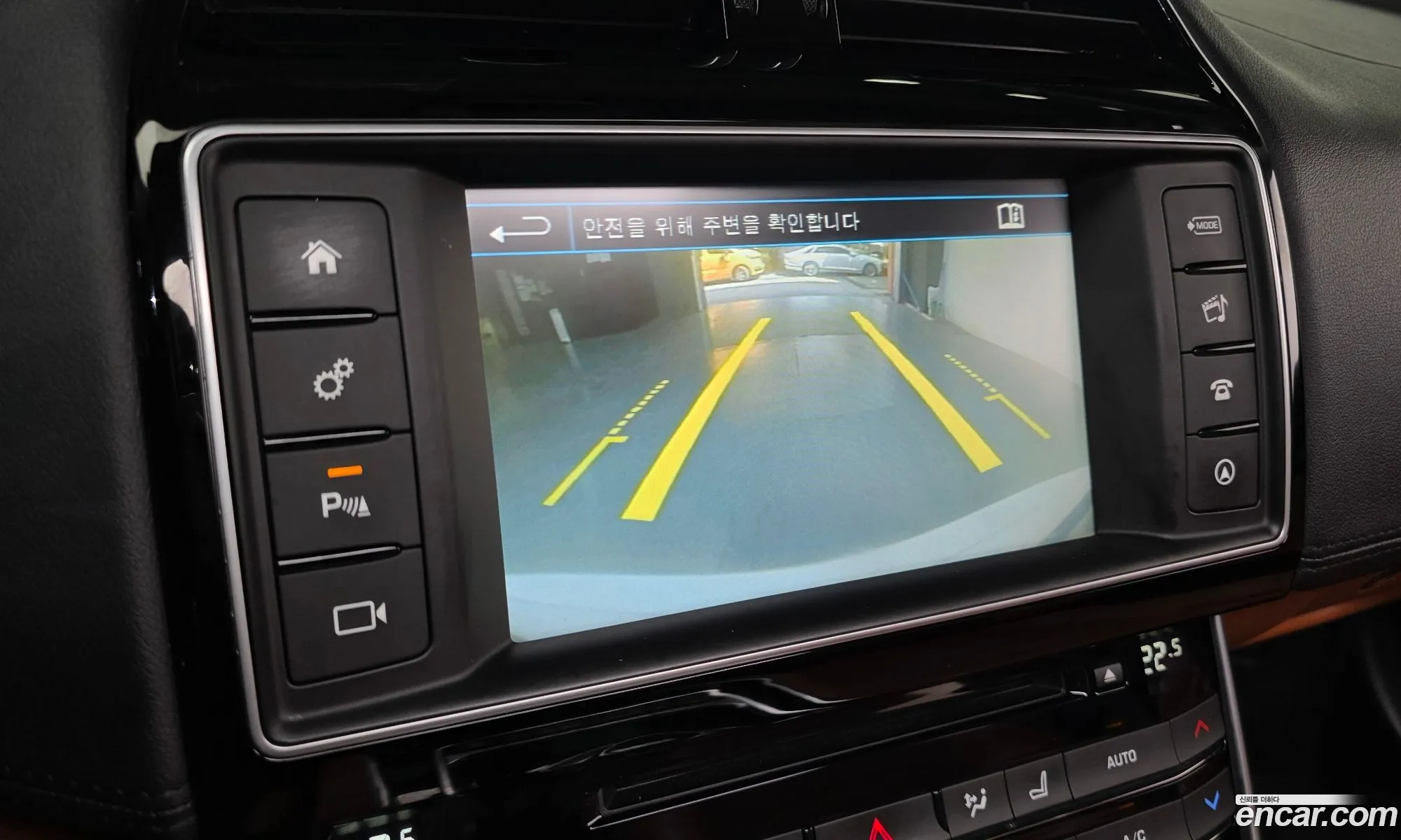 Jaguar XE 2015 — 15