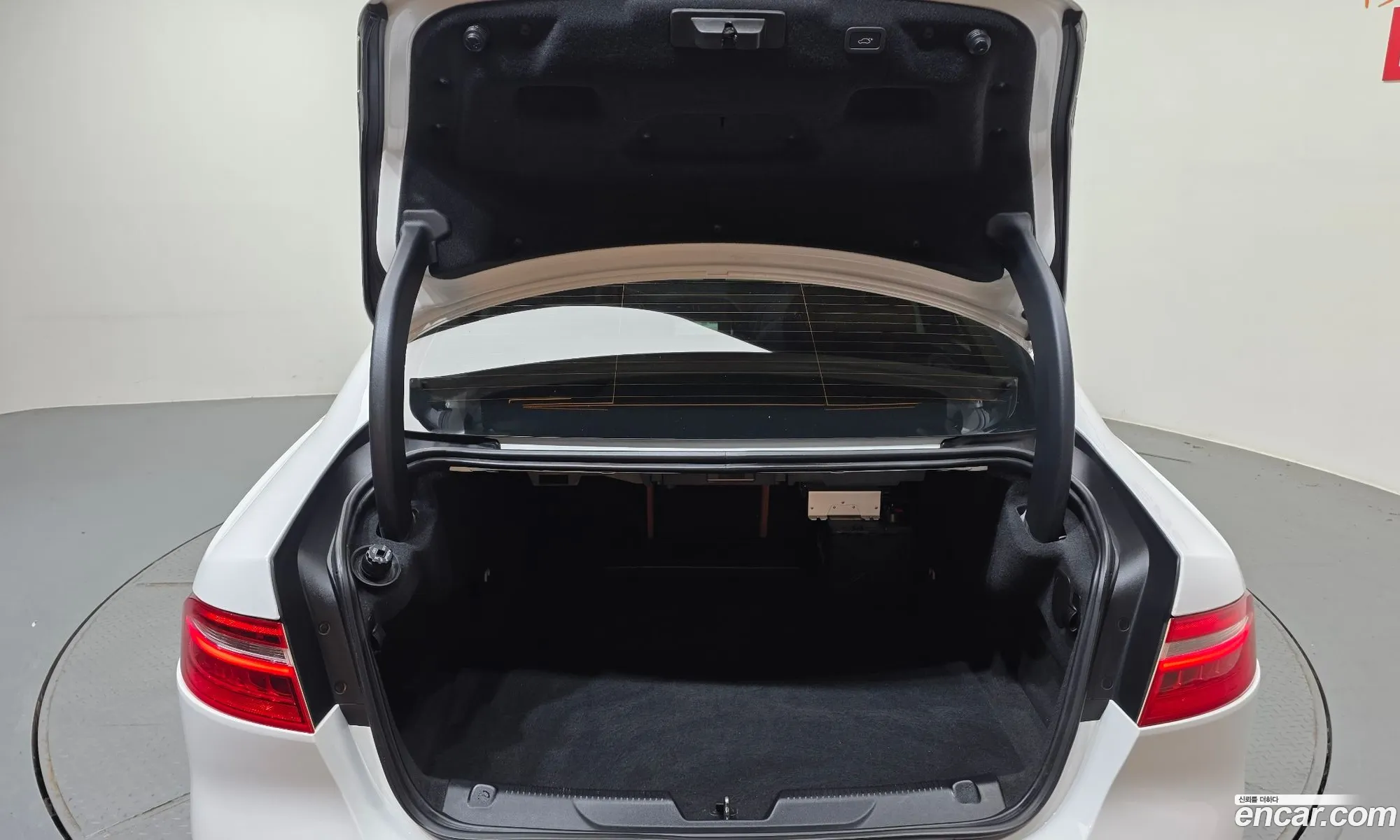 Jaguar XE 2015 — 18
