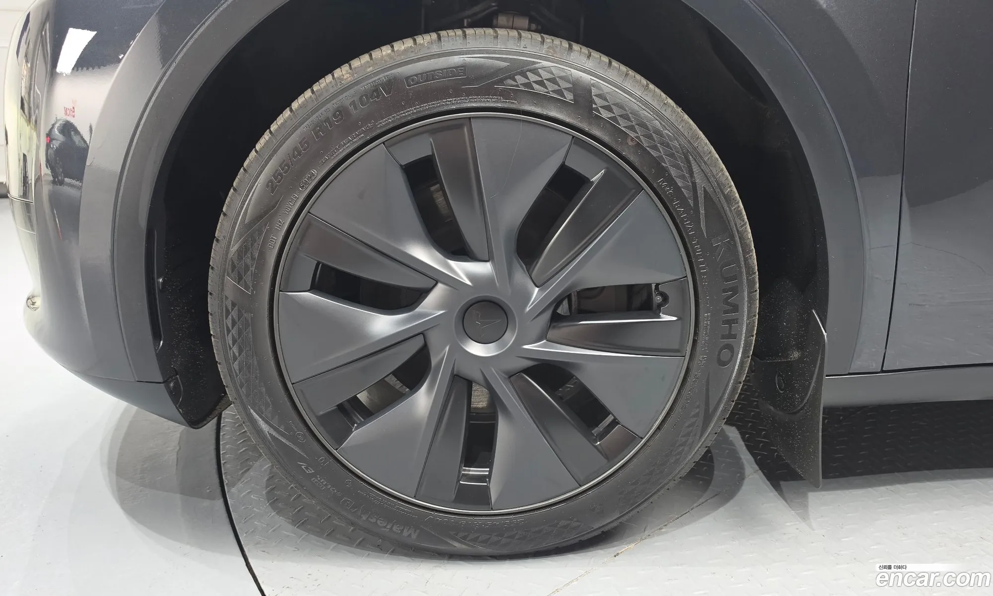 Tesla Model Y 2025 — 3