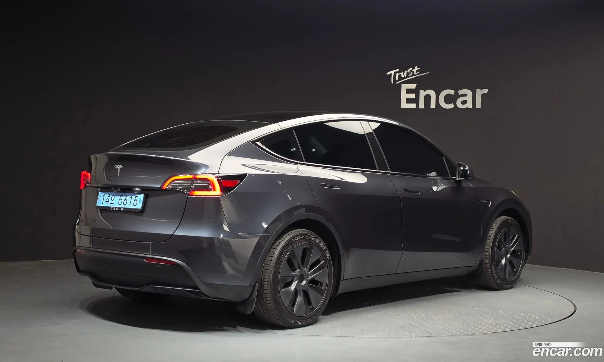 Tesla Model Y 2025 — 26